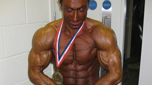 
                <strong>Murat Demir: Mr. Olympia Amateur</strong><br>
                Murat Demir: Mr. Olympia Amateur. Im Bodybuilding hat er fast alles gewonnen, was es zu gewinnen gibt. Dieses Bild entsteht kurz nach seiner Kür zu "Mr. Olympia Amateur". Er wird Sieger im Classic Bodybuilding über 175 cm im Jahr 2011.
              