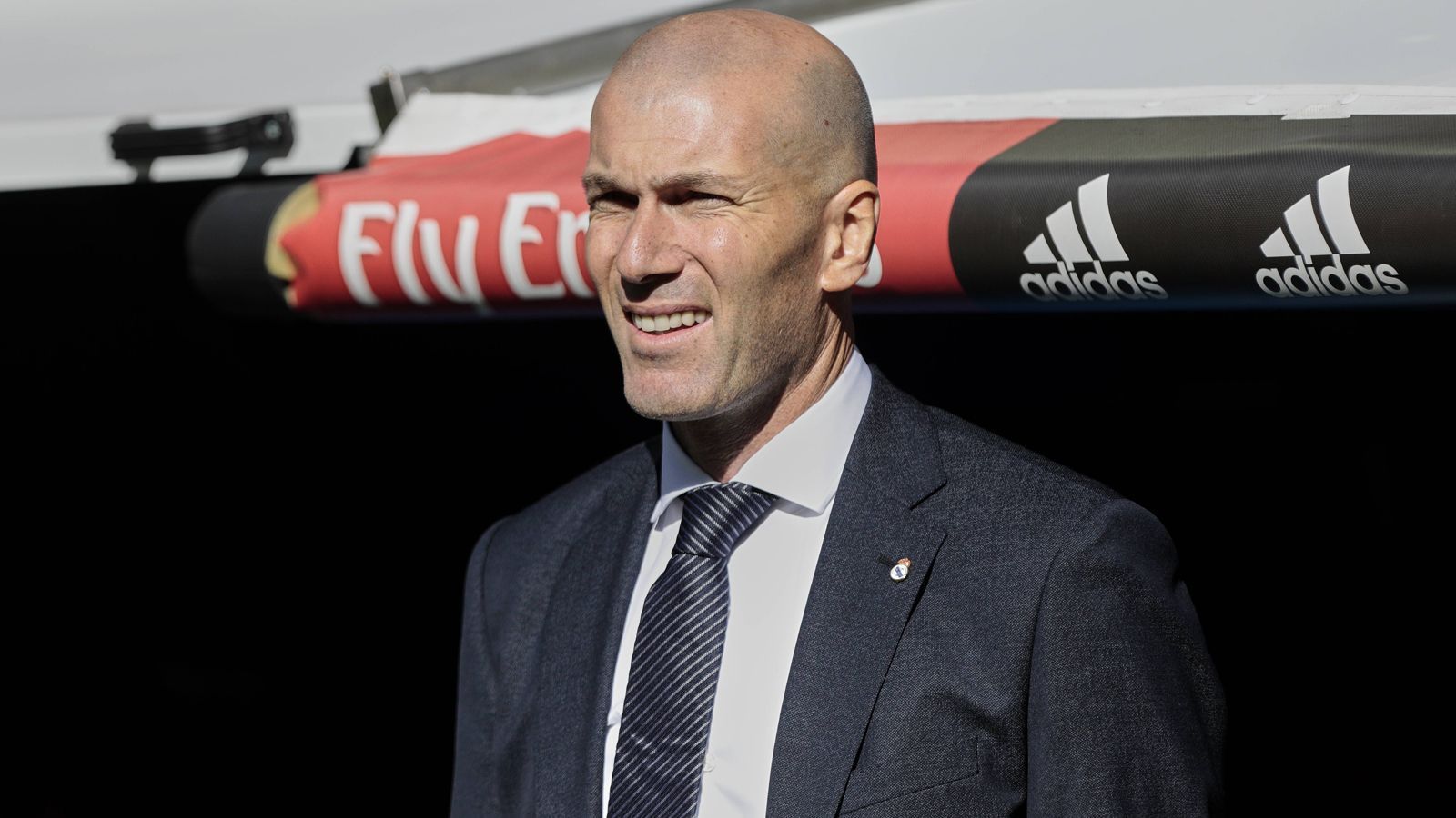 
                <strong>Zinedine Zidane (Real Madrid 2016-18 und 2019-?)</strong><br>
                Zinedine Zidane kehrt nach nicht einmal einjähriger Pause auf die Trainerbank bei Real Madrid zurück. Dreimal hatte er zwischen 2016 und 2018 die Champions League gewonnen, war daraufhin im vergangenen Sommer zurückgetreten. Mit ihm ging auch Ronaldo und ganz offensichtlich auch der Erfolg. Real spielt derzeit eine wenig königliche Saison. Und so holte Real-Präsident Florentino Perez jetzt seinen Goldjungen zurück. Zidane unterschrieb einen Vertrag bis Juni 2022 und gewann gleich das erste Spiel nach seiner Rückkehr mit 2:0 gegen Celta Vigo (Tore von Isco und Bale). Er ist nicht der einzige Coach, der an die Stätte seiner größten Erfolge zurückkehrt. Allerdings verliefen die Trainer-Comebacks in der Vergangenheit nicht immer wie erwünscht. ran.de gibt einen Überblick über die berühmtesten "Wiederholungstäter" der Fußballgeschichte. 
              