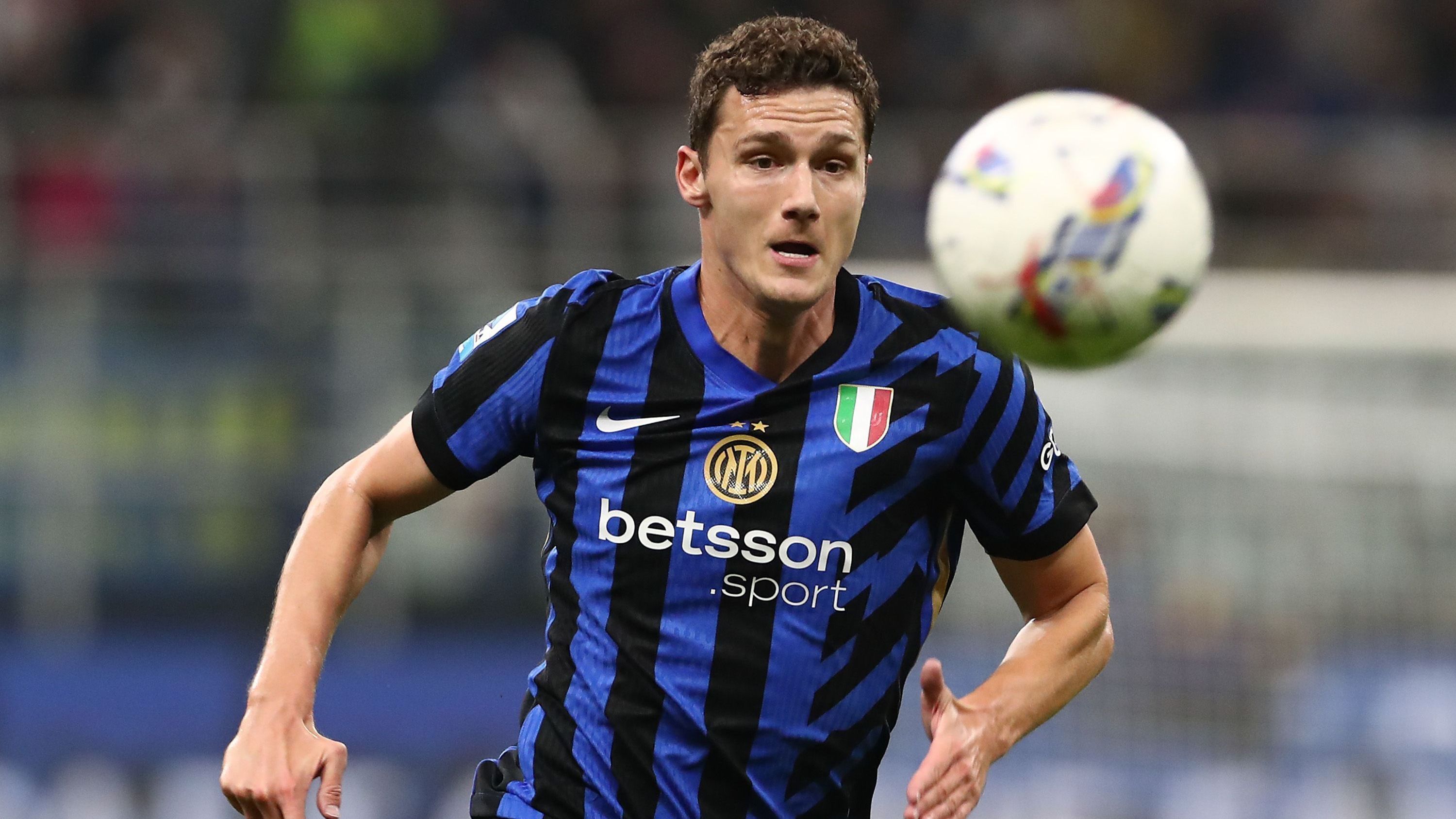 <strong>Benjamin Pavard (Inter Mailand)</strong><br>Da sich die Verpflichtung von Liverpool-Star Trent Alexander-Arnold im Winter 2025 angeblich nicht umsetzen lässt, plant Real Madrid nun wohl um. Laut der Sportzeitung "AS" nimmt Ex-Bayern-Coach Carlo Ancelotti jetzt angeblich einen Ex-Münchner ins Visier: Benjamin Pavard. Demnach wird eine mögliche Verpflichtung des 28-Jährigen derzeit diskutiert. Pavard steht ...