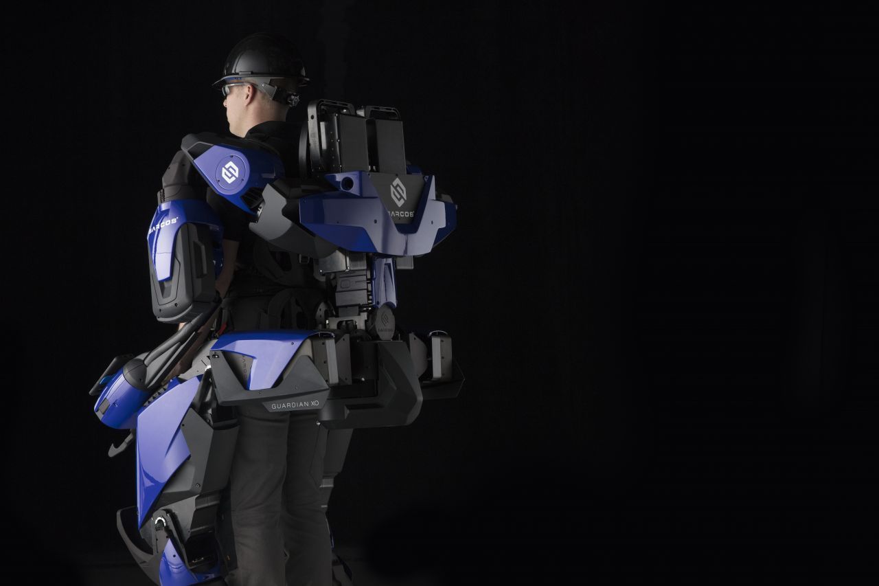 Exoskelette gibt es längst auch außerhalb von Videospielen und Sci-Fi-Filmen. Mit ihnen können querschnittsgelähmte Patientinnen und Patienten wieder laufen lernen. Voraussetzung ist allerdings, dass noch Teile des Nervensystems funktionieren. Dann kann ein Computer die Nervenreize auf der Haut in Bewegungsimpulse "übersetzen".