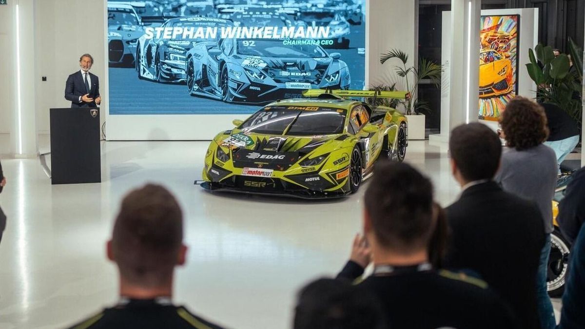 Lamborghini-Boss Stephan Winkelmann bei der Übergabe des DTM-Meisterautos