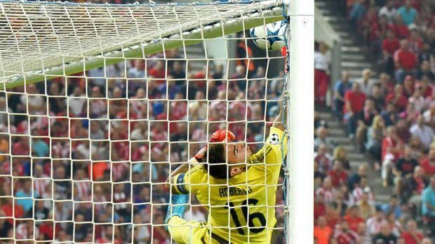 
                <strong>Thomas Müllers kurioses Tor gegen Piräus</strong><br>
                Noch einmal in Nahaufnahme. Zwischen Hand und Latte passt gerade so der Ball noch hindurch. Dabei ist das gar nicht geplant. Müller sagt: "Ich habe Lewy starten sehen, auf's Tor schießen wollte ich da nicht. Es war auch ein bisschen Glück dabei, der ist mir abgerutscht."
              