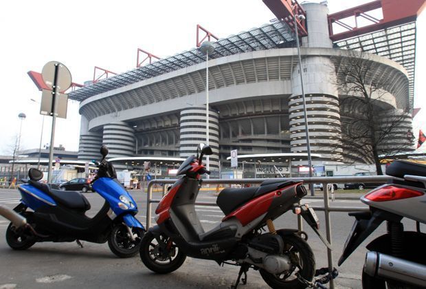 
                <strong>Motorroller</strong><br>
                Ganz bunt treiben es Fans von Inter Mailand beim Spiel gegen Atalanta Bergamo im Jahr 2001. Die Anhänger schaffen es, einen Motorroller ins Giuseppe-Meazza-Stadion zu schmuggeln, zünden ihn während des Spiels an und werfen ihn vom Oberrang.
              