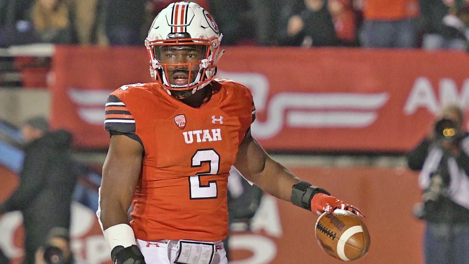 
                <strong>Zack Moss (Utah)</strong><br>
                Zack Moss bringt alles mit, was einen produktiven Running Back in der NFL ausmacht. Er fällt zwar ein wenig aus der absoluten Top-Klasse der Running Backs im diesjährigen Draft heraus, dennoch ist er ein erwähnenswerter Kandidat. Er besitzt durchaus das Potenzial, auf lange Sicht in der NFL eine Rolle im Backfield spielen zu können. Trotz seiner Größe von knapp 1,80 Meter ist er sehr stark, was Richtungswechsel und Jukes angeht, sodass er die gegnerischen Verteidiger in Regelmäßigkeit austricksen kann. Durch seine Dynamik kann er zudem als Goal-Line-Back eingesetzt werden. Ein großes Fragezeichen steht hinter seiner Verletzungsanfälligkeit, er musste schon während seiner College-Zeit aufgrund von hoher Belastung hin und wieder Pausen einlegen. Vom Spielstil erinnert er durch seine dynamische Art an Marshawn Lynch von den Seattle Seahwaks. 
              