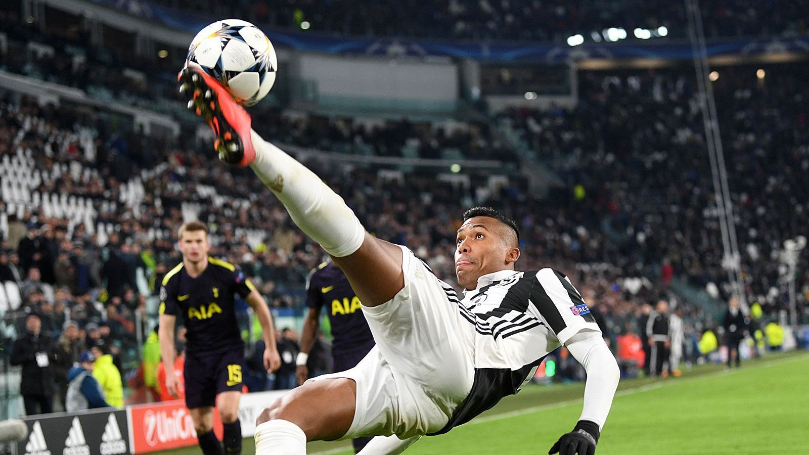 
                <strong>Alex Sandro</strong><br>
                Abwehr: Alex Sandro von Juventus Turin.
              