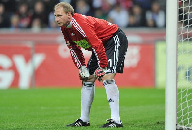 
                <strong>Perry Bräutigam</strong><br>
                Die Hansa-Rostock-Legende stand fast seine gesamte Karriere an der Ostsee zwischen den Pfosten. Seit 2009 ist er beim Zweitliga-Aufsteiger RB Leipzig als Torwarttrainer unter Vertrag.
              