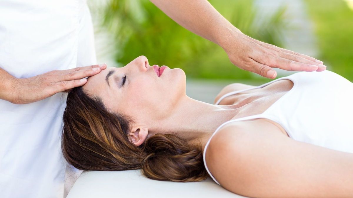 Massage_2015_11_04_Reiki Behandlung_Schmuckbild_fotolia_WavebreakmediaMicro