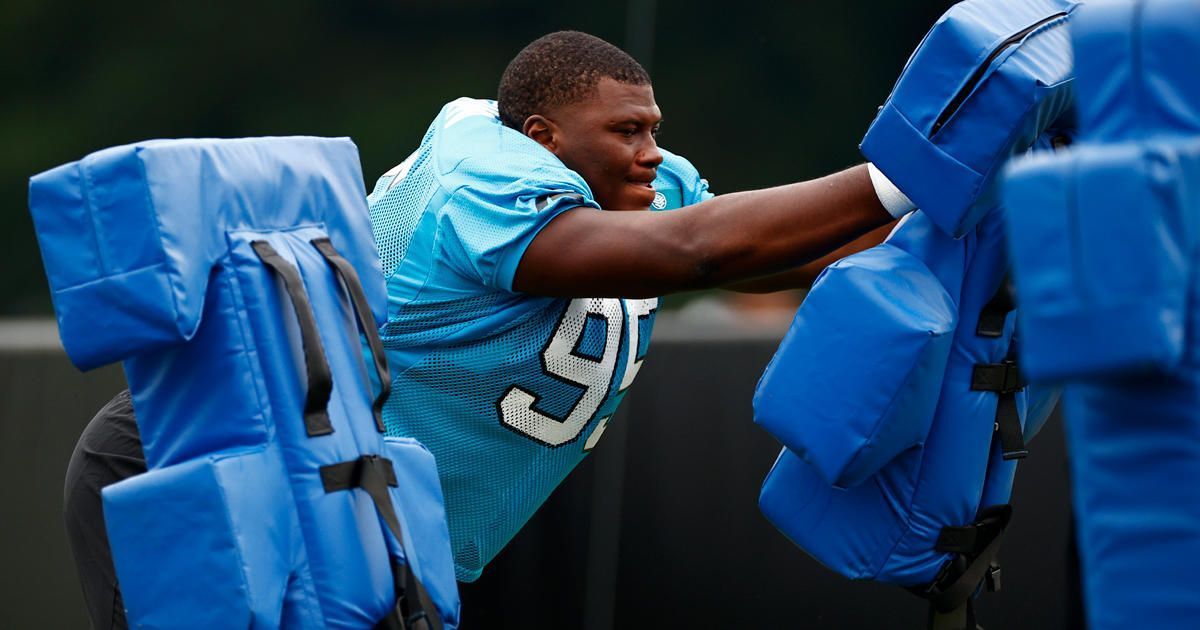 
                <strong>Derrick Brown (Carolina Panthers)</strong><br>
                Der Defensive Tackle kam mit großen Vorschusslorbeeren in die NFL: Als Pass-Rush-Gefahr durch die Mitte sollte Brown der neue Anker der Panthers Defense werden. Doch der Vorjahres-Rookie konnte sein Talent zunächst nur selten zeigen, Brown brauchte in einer jungen Defense Zeit, sich an die Geschwindigkeit der NFL zu gewöhnen. Seine einzigen beiden Sacks legte Brown erst am 15. Spieltag auf. Mit mehr Erfahrung und Talent um sich herum stehen die Zeichen gut, dass der 23-Jährige seine Qualitäten auf dem Platz zeigen kann. Gegnerische Offensive Lines bekommen neben Brian Burns mit Haason Reddick einen weiteren Spieler, den sie nicht aus den Augen lassen können. Brown stehen damit mehr eins-gegen-eins-Situationen bevor, die der Defensive Tackle nutzen wird.
              