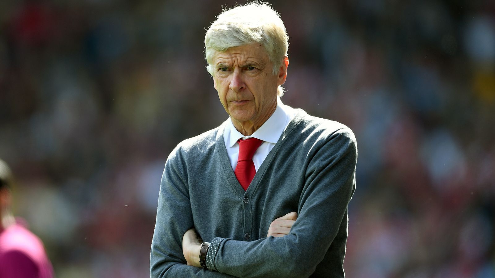 
                <strong>Arsene Wenger (vereinslos)</strong><br>
                Wenn Martinez auf zwei gute Stationen in England verweisen kann, dann Arsene Wenger mit seinen 22 Jahren bei Arsenal wohl auf so etwas wie ein Trainer-Lebenswerk. Der 69-Jährige wäre nach seinem Abgang bei den "Gunners" im Sommer 2018 sofort verfügbar und wurde auch in der Vergangenheit immer wieder mit den Madrilenen in Verbindung gebracht. Neben seiner sehr attraktiven Spielphilosophie, hat Wenger über mehr als zwei Jahrzehnte bewiesen, dass er nicht nur junge Spieler aufbauen, sondern auch mit Stars umgehen kann - bei Real eine ganz wichtige Eigenschaft für einen Trainer.
              