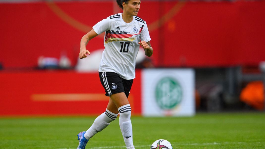 Die Olympiasiegerin und frühere Kapitänin Dzsenifer Marozsan ist nach 111 Länderspielen aus dem deutschen Nationalteam zurückgetreten.
