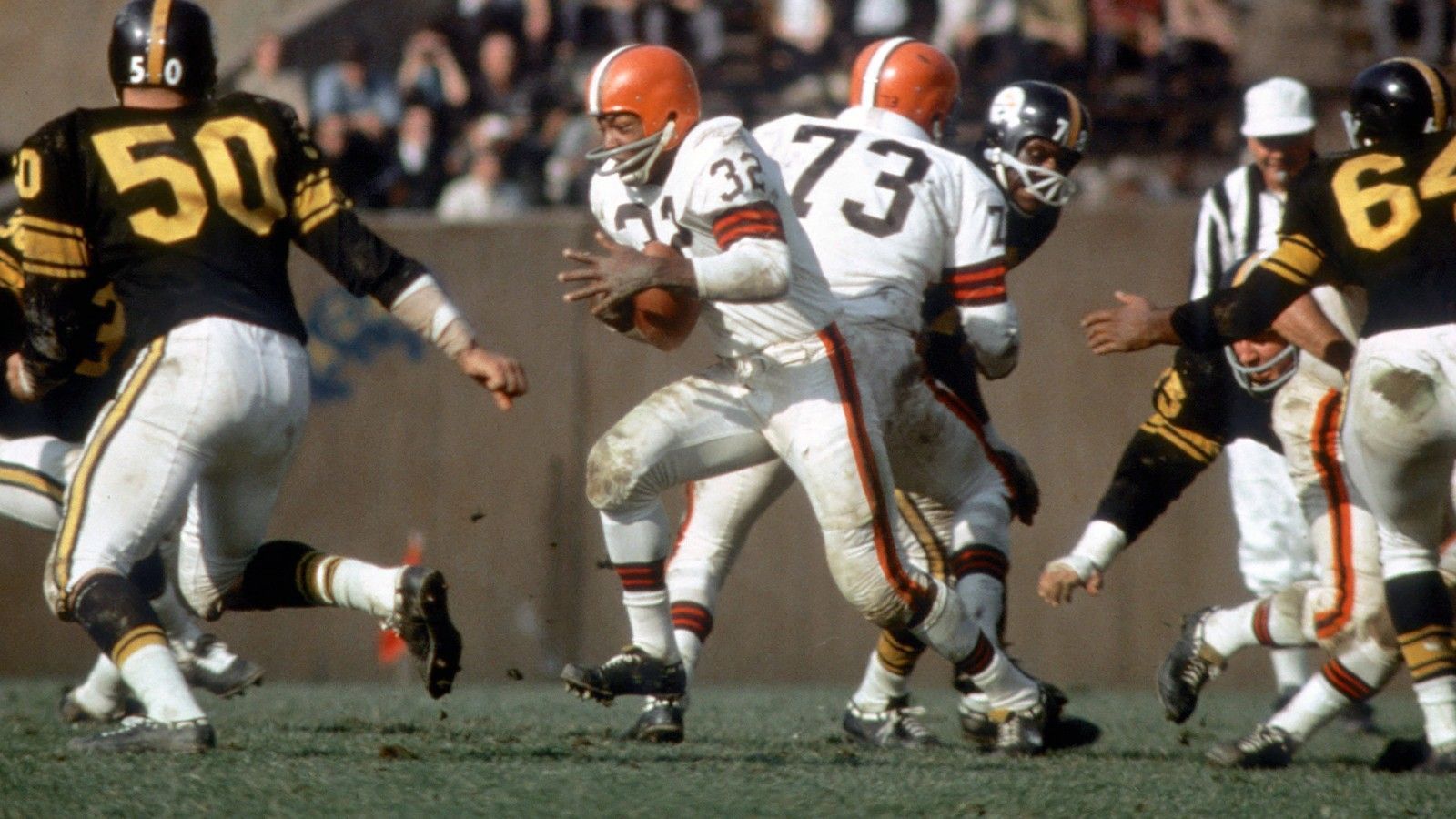 
                <strong>Cleveland Browns: Jim Brown</strong><br>
                &#x2022; Rushing Yards: 1.863<br>&#x2022; Saison: 1963<br>Auch er brachte seine beeindruckende Leistung in einer Saison zustande, in der es nur 14 Regular-Season-Spiele gab. Sein Rekord ist der älteste von allen.
              