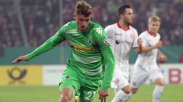 
                <strong>Mittelfeld - Mickael Cuisance (Borussia Mönchengladbach)</strong><br>
                Für eine Ablösesumme von gerade einmal 250.000 Euro hat sich Bundesligist Borussia Mönchengladbach offenbar eines der am höchsten gehandelten Talente Frankreichs gesichert: Mickael Cuisance. Der 18-Jährige kam im Sommer 2017 von Zweitligist Nancy an den Niederrhein und schnupperte bei den "Fohlen" zuletzt immer wieder mal in der Bundesliga rein. Bei seinen sechs Einsätzen gelang Cuisance sogar schon eine Torvorlage. Der Vertrag des Elsässers, geboren in Straßburg, läuft bis zum Sommer 2022. Wenn sich Cuisance so rasant weiterentwickelt, wird es spannend zu sehen sein, ob er diesen wirklich bis zum Ende erfüllt oder schon vorher von noch größeren Klubs abgeworben wird. 
              