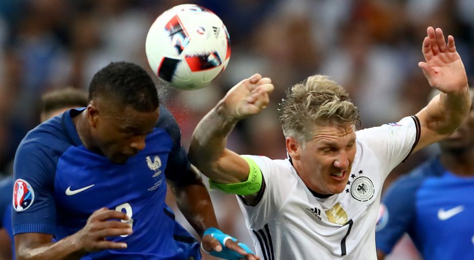 
                <strong>Bastian Schweinsteigers Handspiel</strong><br>
                Bastian Schweinsteigers Handspiel: Ausgerechnet DFB-Kapitän Bastian Schweinsteiger, der bei seinem Startelf-Comeback gegen Frankreich eine starke Partie zeigt, wird im EM-Halbfinale zum Pechvogel. Nach einer Ecke der Franzosen setzt sich der 31-Jährige im Kopfballduell gegen Patrice Evra durch - nur leider mit der Hand. Der Schiedsrichter entscheidet korrekt auf Elfmeter und leitet damit Deutschlands EM-Aus ein, denn Antoine Griezmann verwandelt vom Punkt. Am Ende heißt es 0:2, der Traum vom Titel ist geplatzt.
              