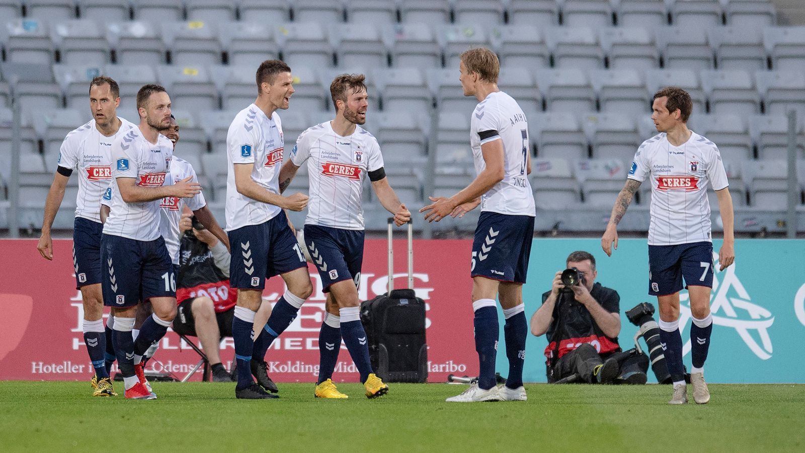 
                <strong>Aarhus GF</strong><br>
                Der vierte, angebliche Kooperations-Kandidat der Leipziger ist der dänische Klub Aarhus GF. Wie St. Gallen in der Schweiz, so ist auch Aarhus derzeit in Dänemarks Superliga das Überraschungsteam der Saison. Nach 24 Spielen liegt die Mannschaft ohne große Namen auf Platz 3 und steht damit so gut da, wie eigentlich noch nie in Dänemarks Fußball-Oberhaus. 
              