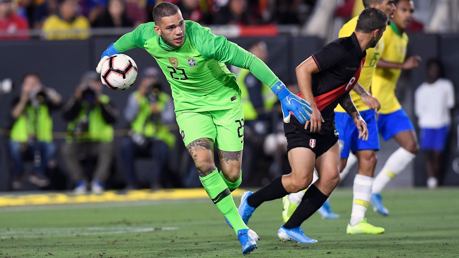 
                <strong>Ederson (Brasilien)</strong><br>
                Das harte Los der Nummer 2 trifft in der brasilianischen Nationalmannschaft derzeit mit Ederson von Manchester City einen weiteren, absoluten Weltklassetorhüter. Der Schlussmann des amtierenden englischen Meisters muss seit Jahren Liverpools Champions-League-Sieger Alisson Becker den Vortritt lassen. Die klar unterschiedliche Länderspiel-Anzahl der beiden 26-Jährigen verdeutlicht die festgefahrene Situation: Während Alisson schon 42 Mal für die Selecao zwischen den Pfosten stand, hat Ederson gerade einmal sechs Länderspiele absolviert. Sollten beide Kontrahenten bis zum Ende ihrer aktiven Karriere für die Nationalmannschaft zur Verfügung stehen, droht Ederson möglicherweise noch mehr als ein Jahrzehnt die Reservistenrolle hinter Alisson.
              