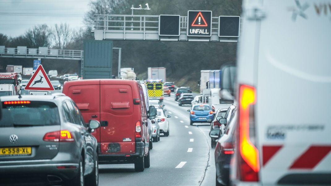 Der Sattelzug verlor gefrorenes Fleisch auf der A9. (Symbolbild)