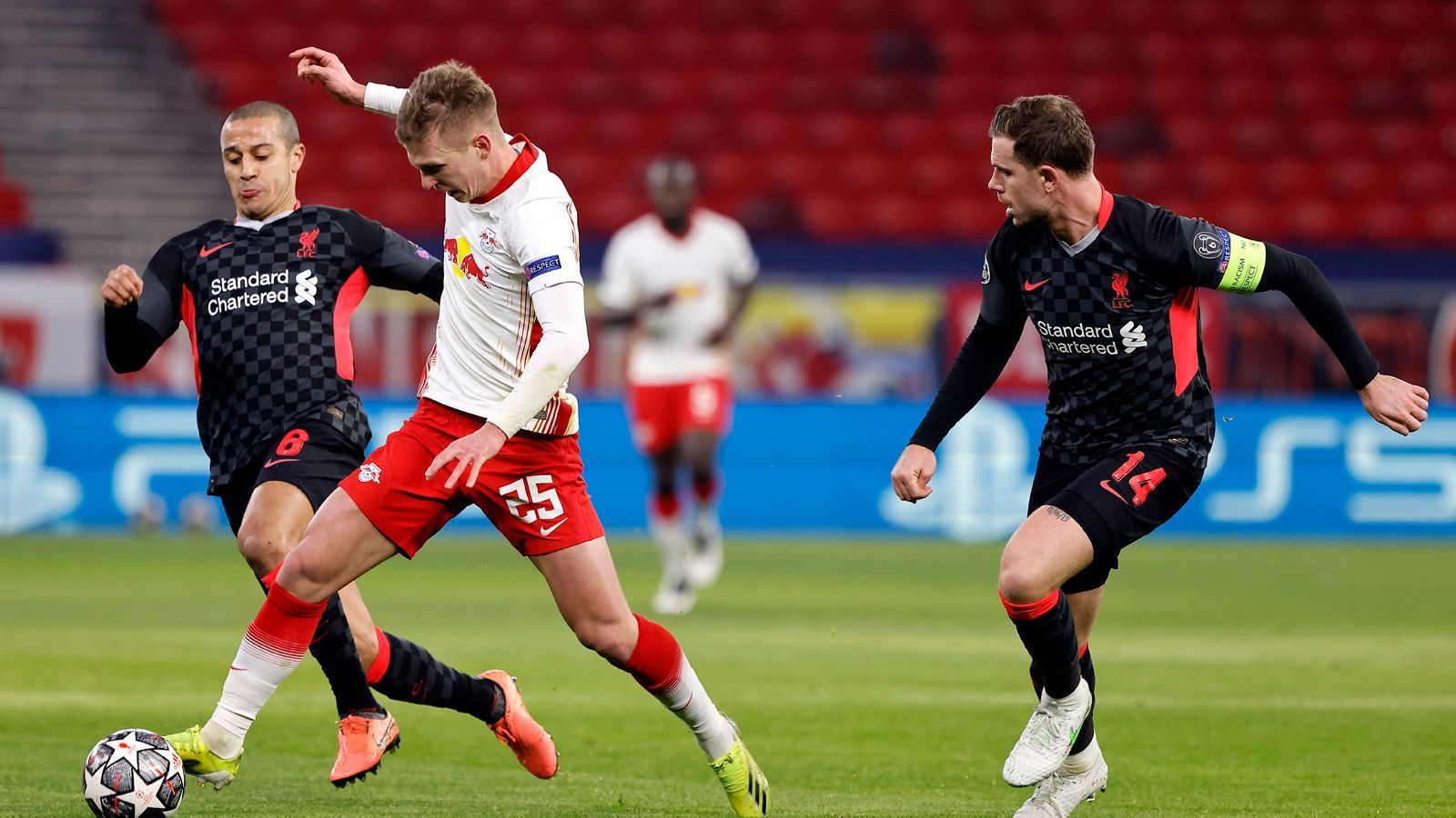 
                <strong>5. Minute: Mega-Chance für Leipzig</strong><br>
                Leipzig erwischt den besseren Start. Schon in der 5. Minute hätte es zum ersten Mal klingeln können. Angelino flankt von links in den Strafraum, Dani Olmo setzt den Kopfball an die Latte. 
              