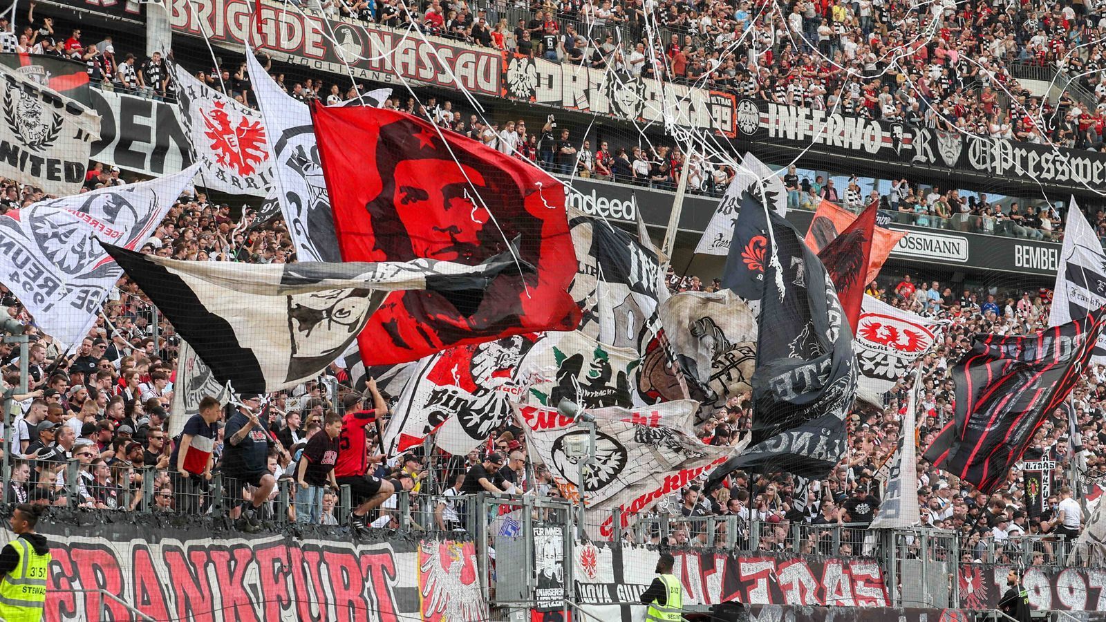 
                <strong>Platz 14: SG Eintracht Frankfurt</strong><br>
                Stehplatz: 184 Euro (Mitglieder: 129 Euro) - vergangene Saison: 184 EuroTeuerste Sitzplatzkategorie: 827 Euro ((ligaweit Platz 5) Mitglieder: 767 Euro) - vergangene Saison: 827 Euro
              