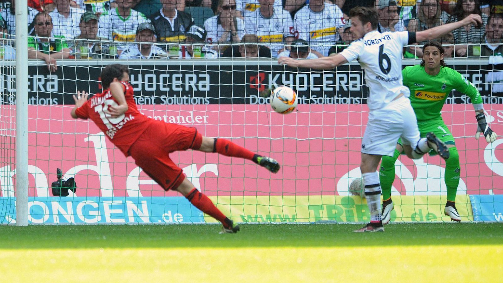 
                <strong>Borussia Mönchengladbach (15/16)</strong><br>
                Die Gladbacher sind der Beweis, dass ein total misslungener Auftakt ein erfolgreiches Ende finden kann. Nach fünf Niederlagen in der Bundesliga erklärte der Erfolgstrainer Lucien Favre seinen Rücktritt. Andre Schubert, der eigentlich Trainer der zweiten Mannschaft war, übernahm und führte die "Fohlen" in die Champions League. Diese Geschichte dürfte den Fans von Schalke 04 durchaus Hoffnung machen.
              