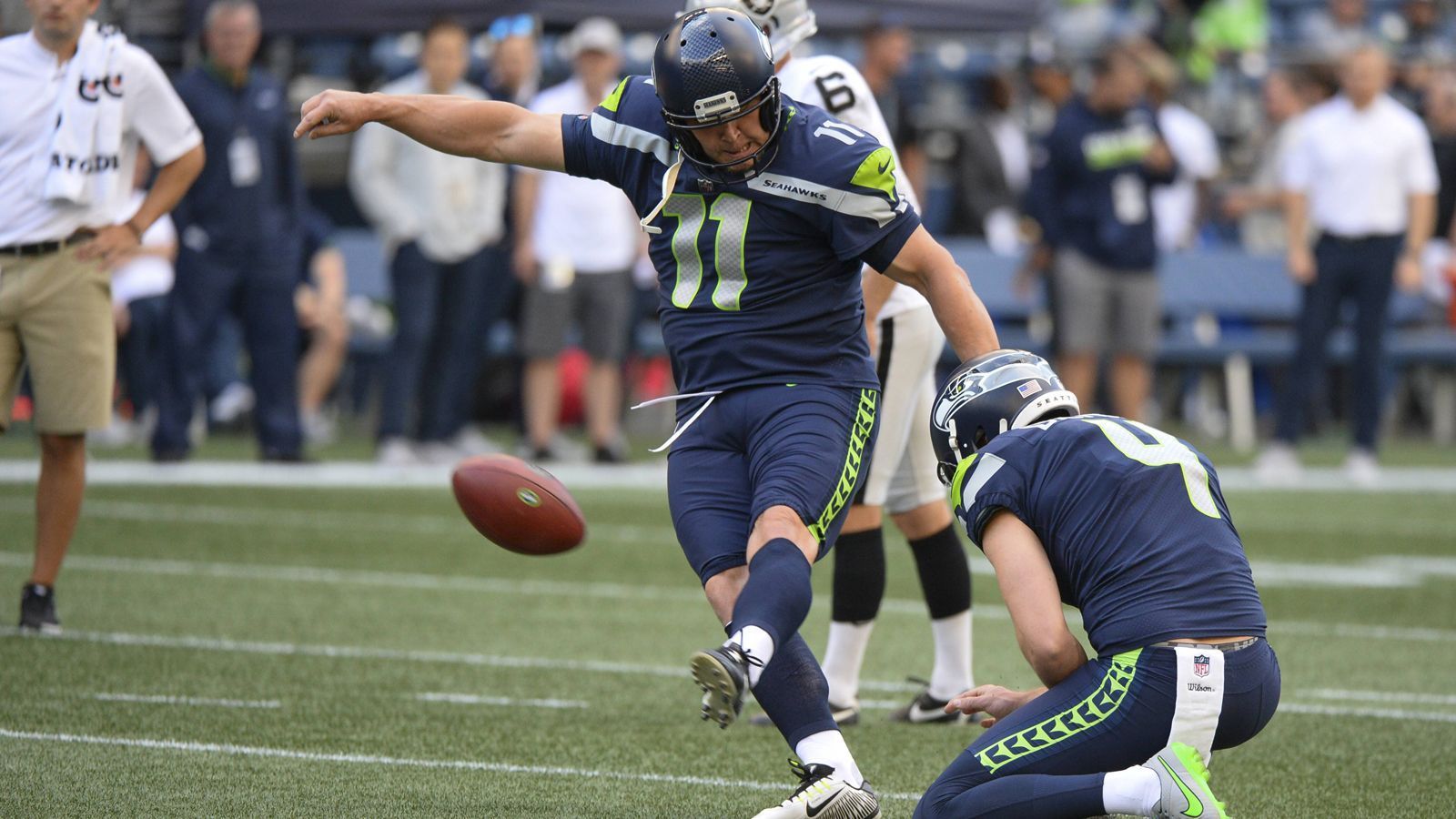 
                <strong>Platz 10: Sebastian Janikowski, 416 Field Goals</strong><br>
                Gegen die Denver Broncos gelangen Sebastian Janikowski in Week 9 der Saison 2016 die Field Goals Nummer 400 und 401. Der Kicker geht bereits in seine 17. NFL-Saison mit den Raiders, nachdem er im Jahr 2000 in der ersten Runde von der Franchise gedraftet wurde.
              