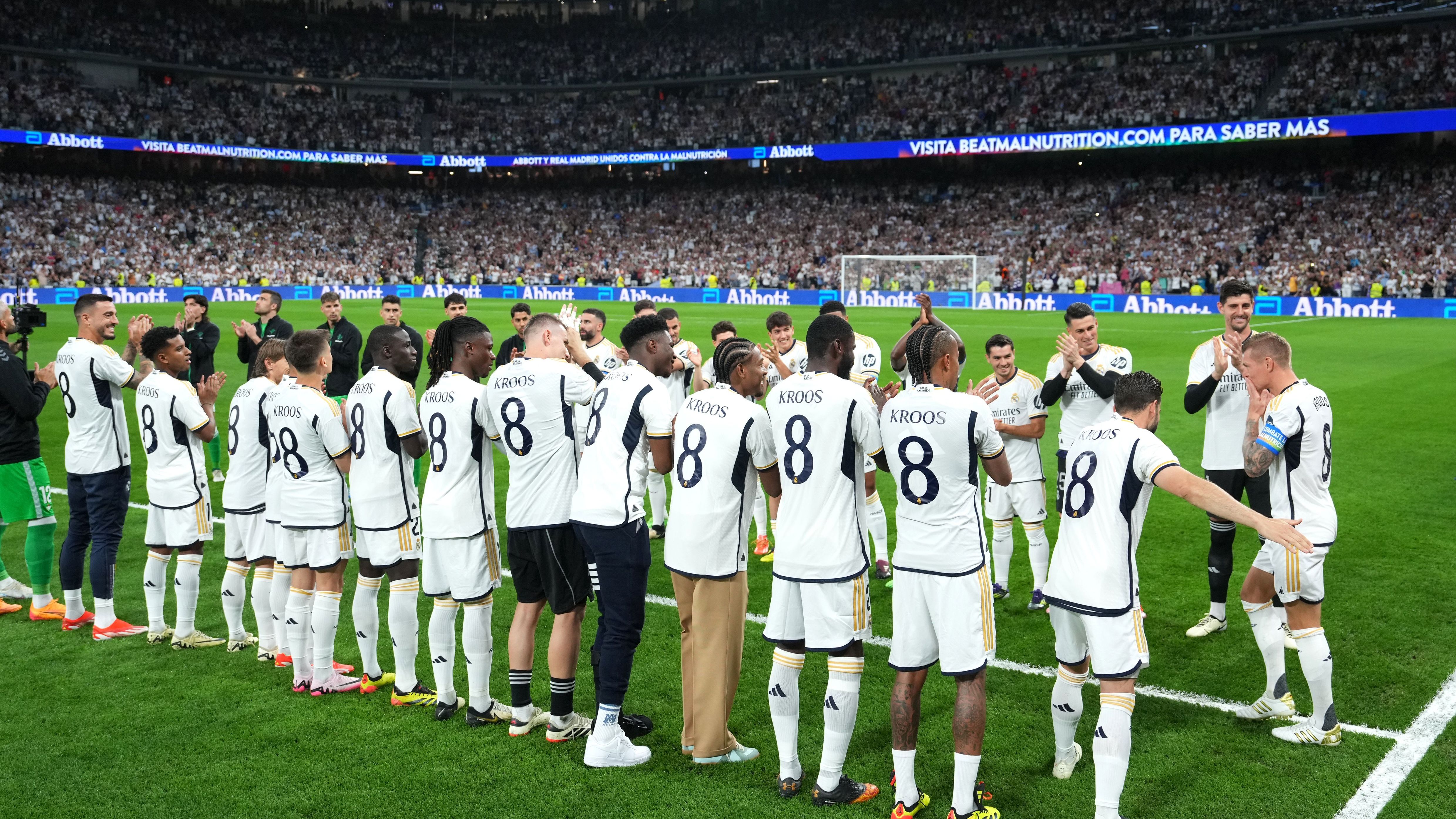 <strong>Spalier für Kroos</strong><br>Richtig emotional wurde es bereits vor dem Anstoß. Seine Mitspieler standen Spalier für den letzten großen Abgang von Kroos - eine Ehre, die nur den allergrößten Spielern in der Real-Geschichte zuteil wurde. Auch bei seinem letzten Auftritt im Bernabeu-Stadion von Madrid war der Deutsche einmal mehr trotz des torlosen Unentschiedens einer der Besten seines Teams.&nbsp;