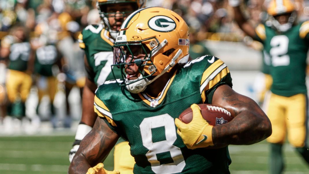 Green Bay Packers running back Josh Jacobs runs the ball in the first half of the NFL, American Football Herren, USA game between the Indianapolis Colts and the Green Bay Packers at Lambeau Field in Green Bay, WI on Sunday, Sept. 15, 2024. PUBLICATIONxINxGERxSUIxAUTxHUNxONLY GBW20240915808 TANNENxMAURY