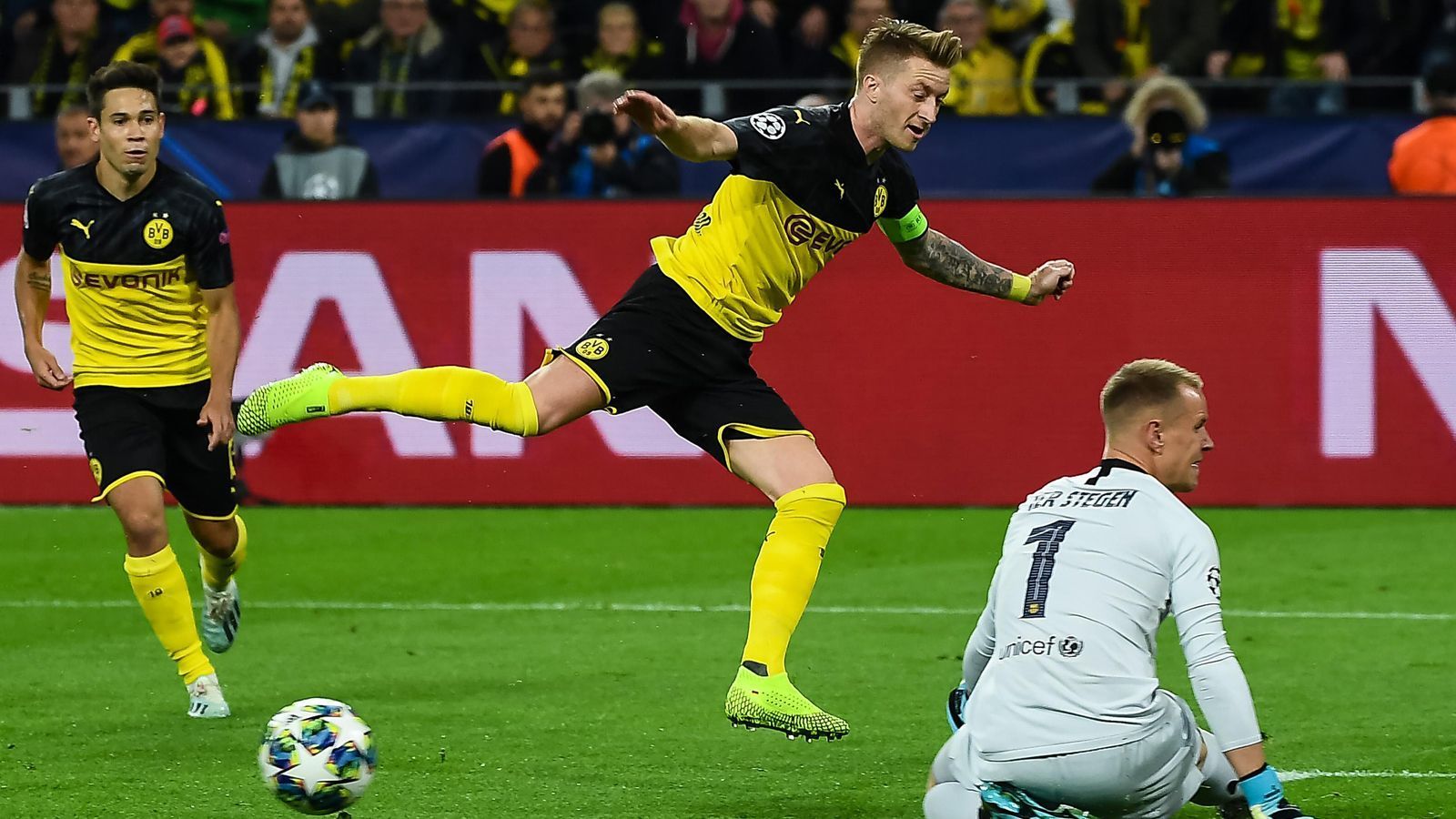 
                <strong>Marco Reus (Borussia Dortmund)</strong><br>
                Aktivposten in der Offensive, sehr quirlig und einsatzfreudig, geht kämpferisch und spielerisch voran. Setzt seine Mitspieler gut ein, vergibt selbst die beste Gelegenheit, als er frei vor ter Stegen am Nationaltorhüter scheitert. Das tut er nach dem Seitenwechsel auch vom Elfmeterpunkt, als ter Stegen bravourös hält. Scheitert später noch mehrmals. Hätte das Spiel im Alleingang entscheiden können. ran-Note: 3
              