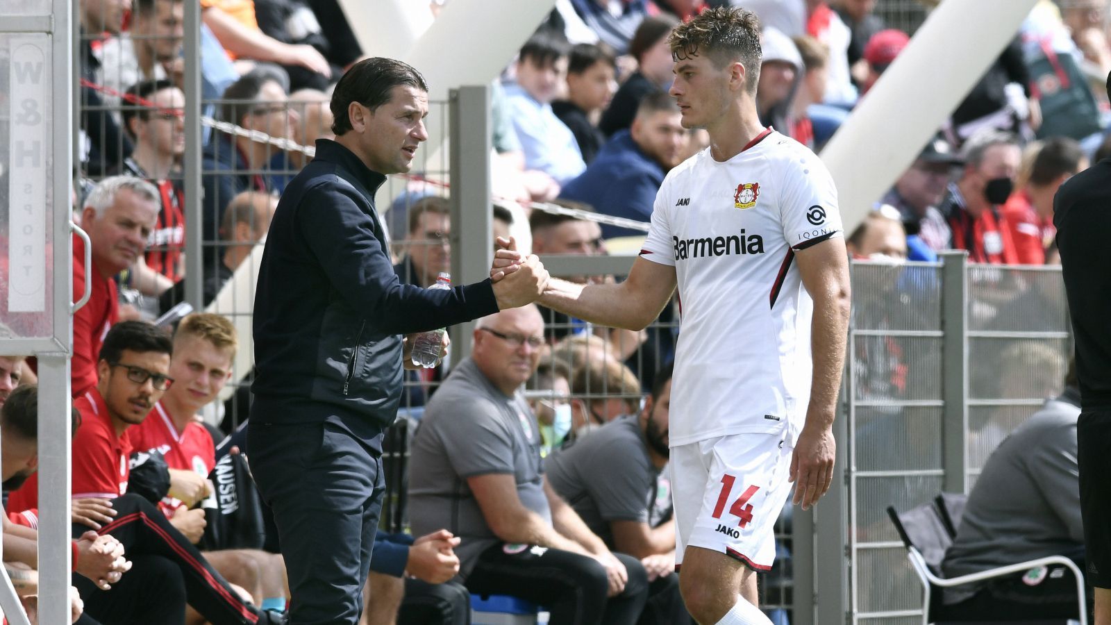 
                <strong>Bayer 04 Leverkusen</strong><br>
                Zugänge: Andrey Lunev (Zenit St. Petersburg), Odilon Kossounou (FC Brügge), Mitchell Bakker (Paris St. Germain), Zidan Sertdemir (FC Nordsjaelland), Panagiotis Retsos (AS St. Etienne, Leih-Ende), Joel Pohjanpalo (1. FC Union Berlin, Leih-Ende)Abgänge: Leon Bailey (Aston Villa), Tin Jedvaj (Lok Moskau), Demarai Gray (FC Everton), Aleksandar Dragovic (Roter Stern Belgrad), Lars Bender und Sven Bender (beide TSV Brannenburg), Santiago Arias (Atletico Madrid, Leih-Ende)Voraussichtliche Aufstellung am 1. Spieltag: Hradecky - Frimpong, Kossounou, Tah, Bakker - Aranguiz, Demirbay - Diaby, Amiri, Paulinho - Schick
              