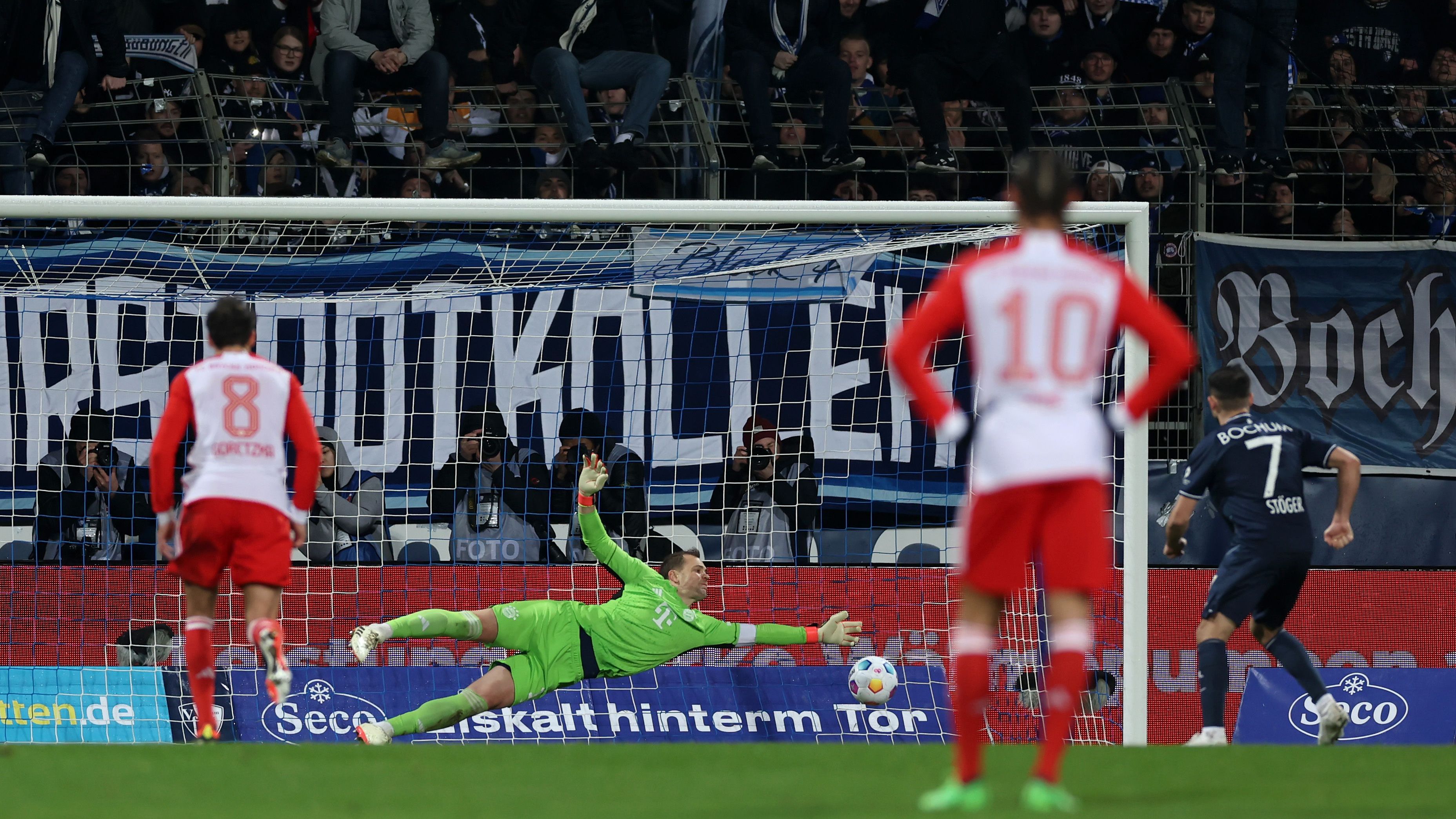 <strong>Blick (Schweiz):</strong> "Bochum-Debakel ist Bayerns dritte Pleite in Folge. Muss Tuchel jetzt um seinen Job zittern?"<br><strong>Krone (Österreich):</strong> "Bayern geht in Bochum unter! War's das für Tuchel?"