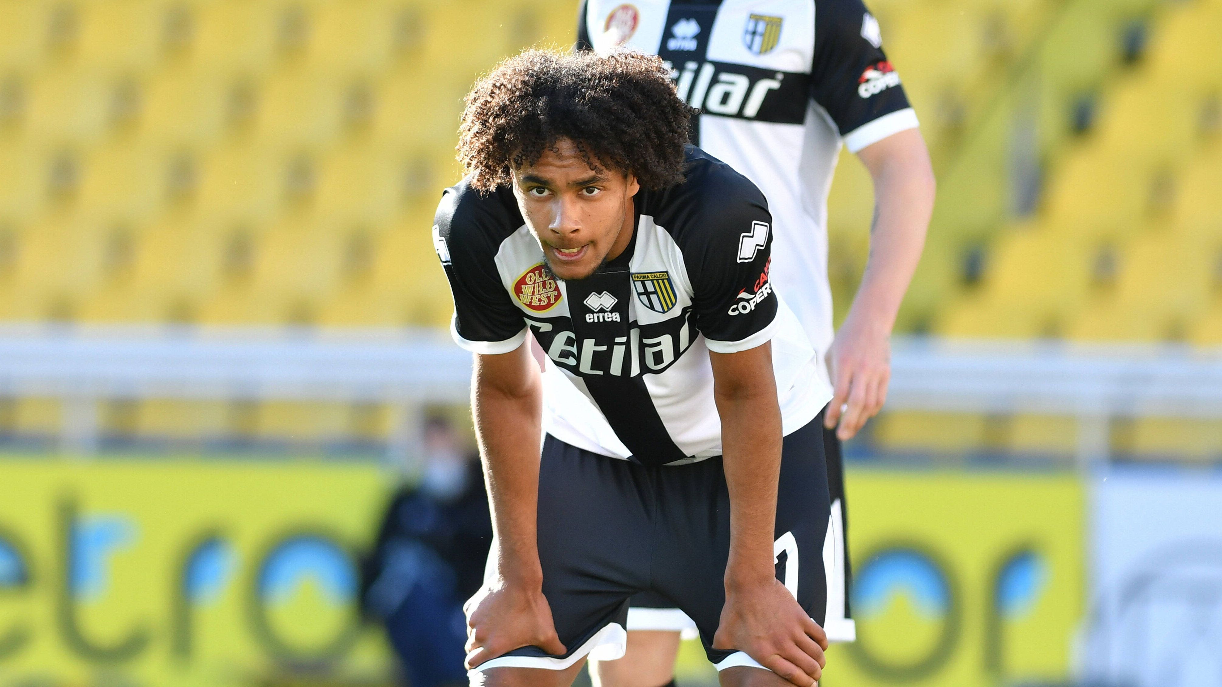
                <strong>Parma Calcio (Italien/ Serie A)</strong><br>
                Die Leihe vom FC Bayern München nach Parma verlief für Joshua Zirkzee absolut nicht nach Plan. In der Serie A geht es für die Norditaliener nach drei Spielzeiten im Oberhaus wieder runter in die Serie B. Zirkzee, der seit einem Monat mit einer Innenbandverletzung ausfällt, wird es wohl wieder zurück nach Bayern ziehen, da er mit vier Kurzeinsätzen beim einstigen Europapokal-Aspiranten kaum Anlass für eine Kaufoption geliefert hat.
              