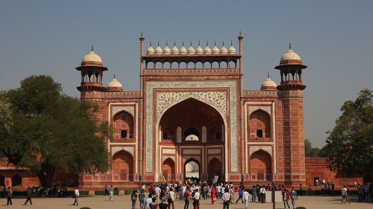 Eingang zum Taj Mahal Mausoleum in Agra, Bundesstaat Uttar Pradesh, Indien. In dem Bundesstaat kam es zu einer Massenpanik während einer religiösen Veranstaltung.