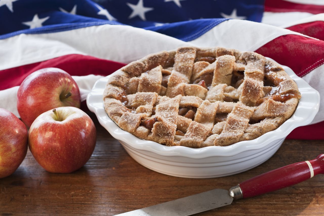 Der Spruch "as American as apple pie" kommt nicht von ungefähr. Er gilt als Klassiker der US-amerikanischen Nachspeisen. Der gedeckte Apfelkuchen sollte eine knusprige "pie crust" besitzen. Unser Tipp: den Mürbteigboden mit Eiklar bestreichen, bevor die Füllung hineinkommt. Das verhindert, dass Flüssigkeit einsickert und den Teig labberig macht. 