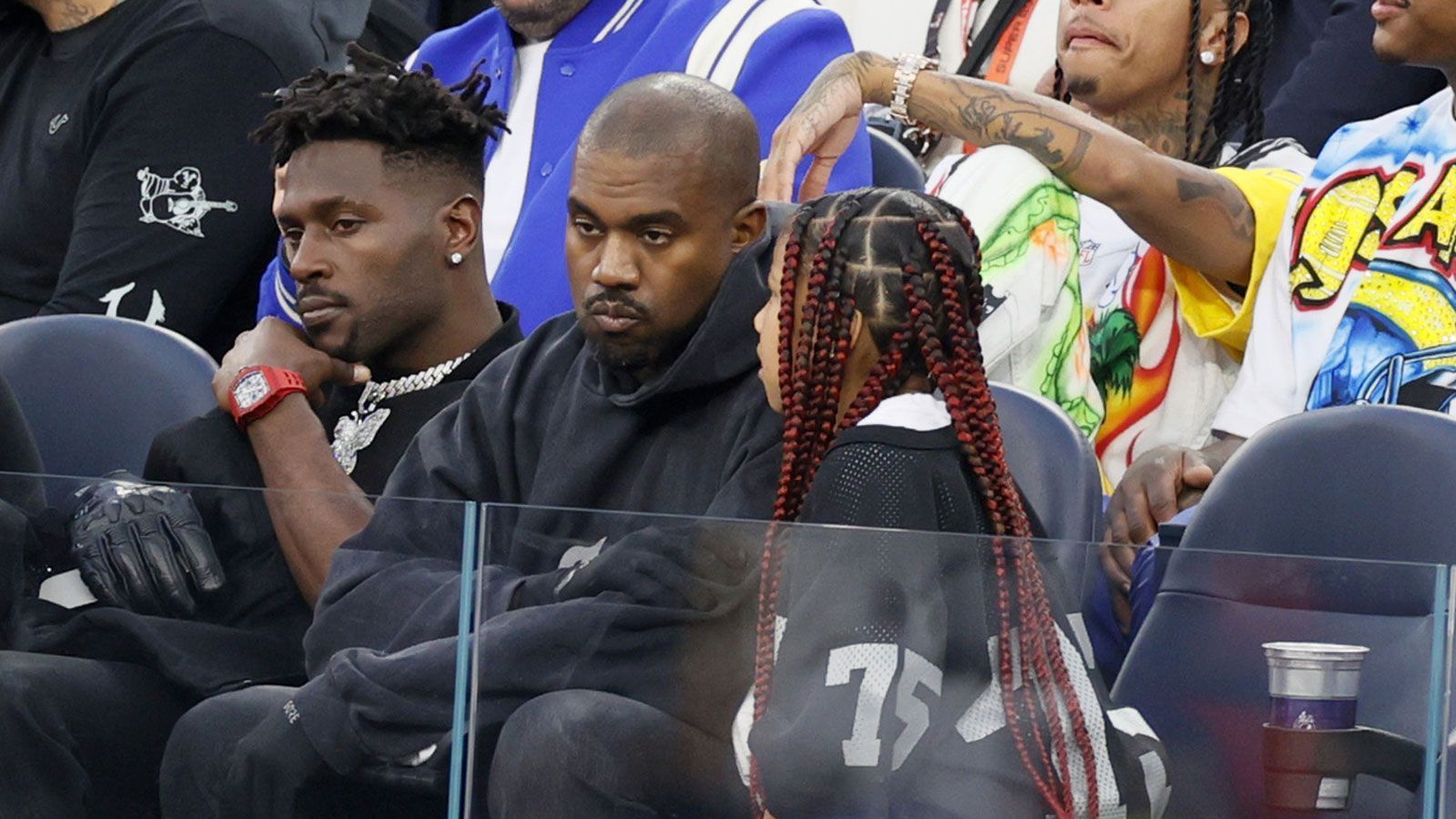 
                <strong>Antonio Brown und Kanye West</strong><br>
                Weniger beeindruckt von der Darbietung schienen der aktuell auf Klubsuche befindliche Star-Receiver Antonio Brown (l.) und Rapper Kanye West zu sein.
              