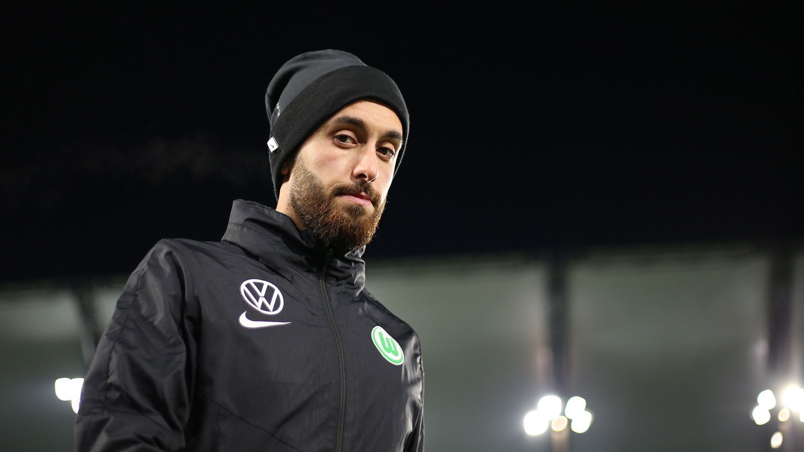 
                <strong>VfL Wolfsburg</strong><br>
                Ismail Azzaoui, Yunus Malli (im Bild) und Elvis Rexhbecaj stehen auf der Streichliste der Niedersachsen. Letztgenannter sollte bereits nach Hannover transferiert werden. Der Wechsel zerschlug sich aber, da der 22 Jahre alte Mittelfeldspieler offenbar nach höheren Aufgaben strebe, berichtet der "kicker".
              