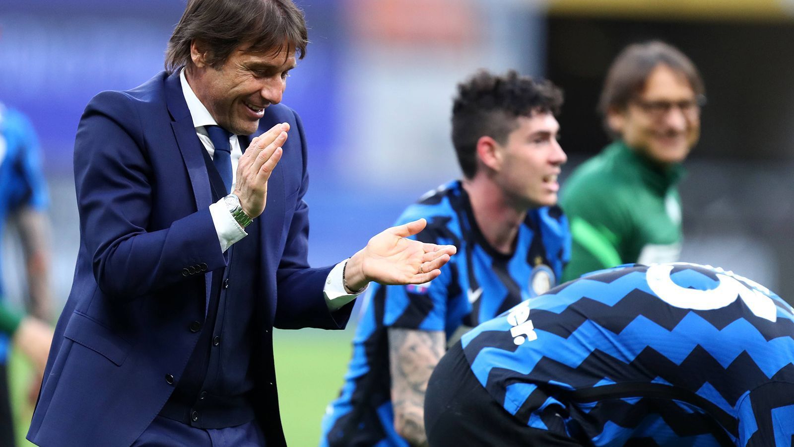 
                <strong>Antonio Conte</strong><br>
                Antonio Conte verließ Inter im Sommer als Meistercoach, weil er den anstehenden Sparkurs der Mailänder auf dem Transfermarkt nicht akzeptieren wollte, der 52-Jährige darf nach seiner Vertragsauflösung bis zur nächsten Saison auch keinen anderen Serie-A-Klub übernehmen. Freie Bahn also für Barca? Wie Fabrizio Romano von "Sky Sports Italia" berichtet, wohl eher nicht. Demnach will Conte lieber im kommenden Sommer ein neues Projekt beginnen, als einen kriselnden Klub mitten in der Saison zu übernehmen.
              