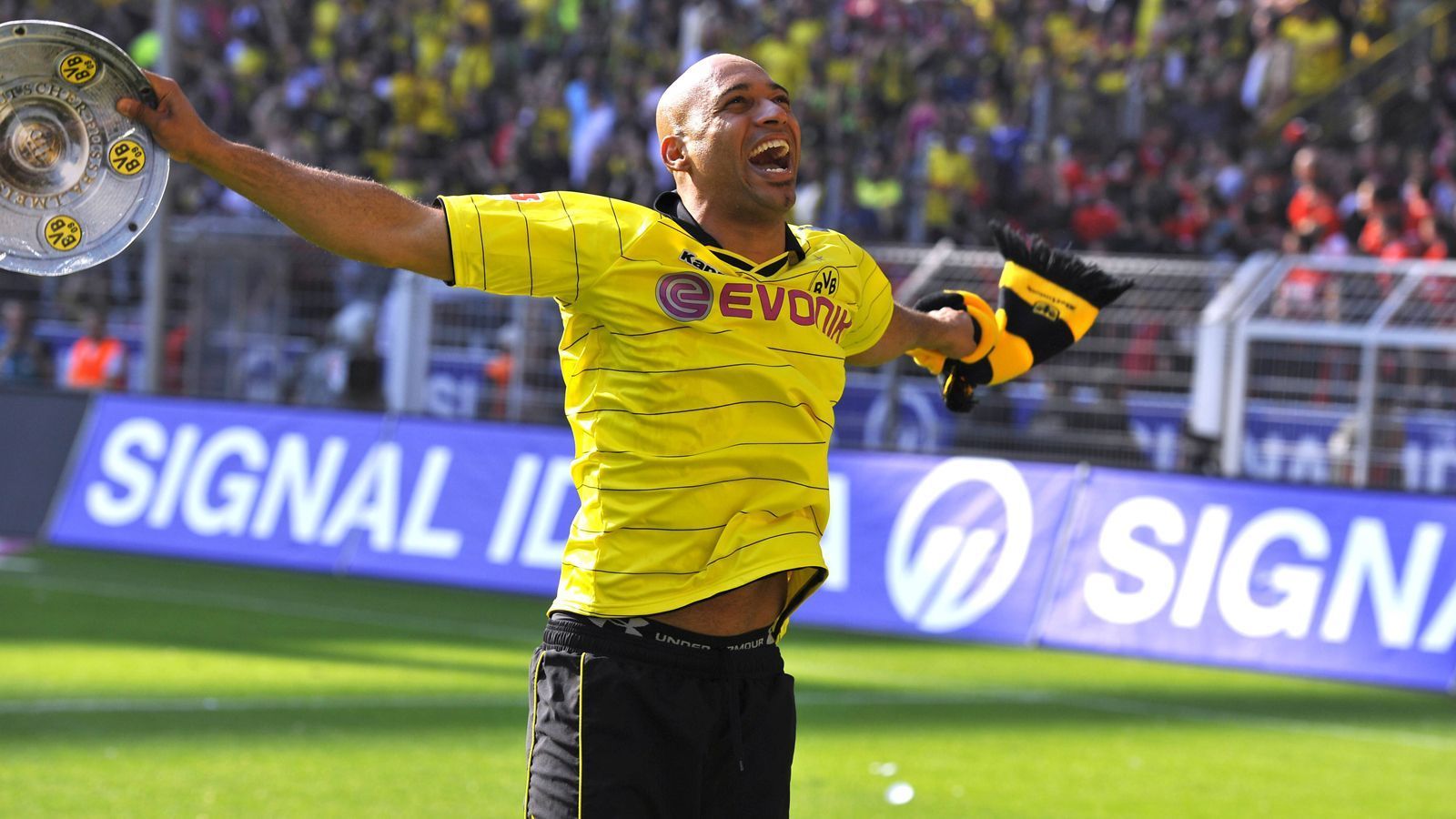 
                <strong>Dede</strong><br>
                Eine besondere Personalie im damaligen Meisterjahr des BVB war der Brasilianer Dede. Obwohl der Linksverteidiger, der 1998 nach Dortmund kam, in der Saison 2010/11 sportlich außen vor war, feierten die Fans den langjährigen Leistungsträger nach dem 2:0-Sieg über Nürnberg ausgiebig. Im gesamten Meisterjahr, der letzten Dede-Saison in Dortmund, kam dieser nur zu vier Bundesliga-Einsätzen. Später wechselte er in die Türkei zu Eskisehirspor, wo er 2015 nach dem Karriereende Co-Trainer war. Obwohl Dede heute in Dortmund keine offizielle Funktion bekleidet, hilft er im Hintergrund weiter mit. Der Ex-Star "erklärte mir, wie der BVB funktioniert und erzählte mir viel über den Klub und die Menschen bei Borussia Dortmund", sagte der BVB-Profi Reinier den "Ruhrnachrichten" anlässlich seines Transfers.
              