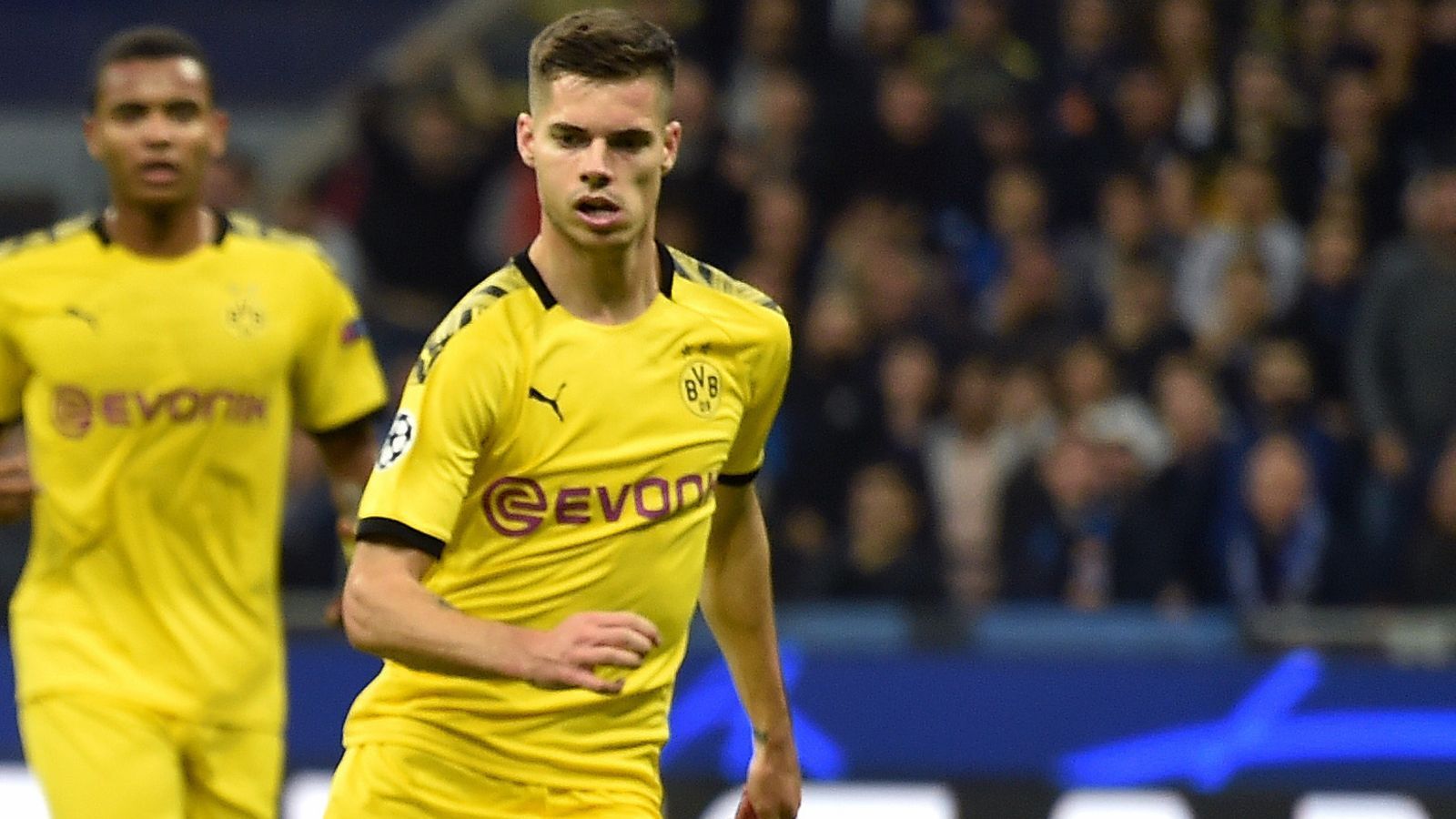 
                <strong>Julian Weigl (Abwehr)</strong><br>
                Unterlief einen hohen Ball von de Vrji, den Martinez zur 1:0-Führung einschieben konnte. Konnte in der defensiven Dreierkette kaum Akzente nach vorne setzten. Verlor beim Elfmeter das Laufduell mit Barella. Beim 0:2 war er zu weit aufgerückt, kam Torschütze Candreva nicht hinterher und konnte nur zuschauen, wie der zum 0:2 einschob. ran-Note: 4 
              