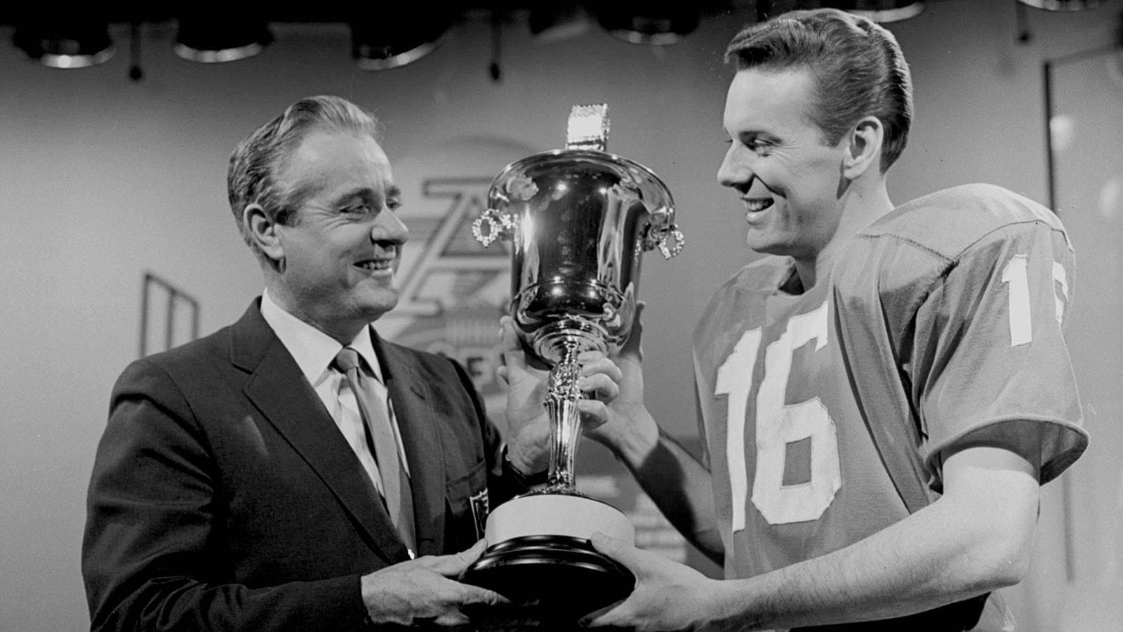 
                <strong>Super Bowl I (1967): Green Bay Packers - Kansas City Chiefs 35:10</strong><br>
                Len Dawson (rechts; Kansas City Chiefs). 
              