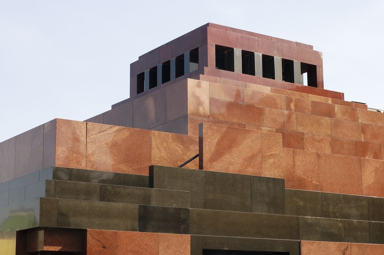 Direkt an der Kreml-Mauer befindet sich auch das Lenin Mausoleum. In der Grabstätte liegt der Leichnam des 1924 verstorbenen Revolutionsführers Wladimir Iljitsch Lenin in einem Glassarg.