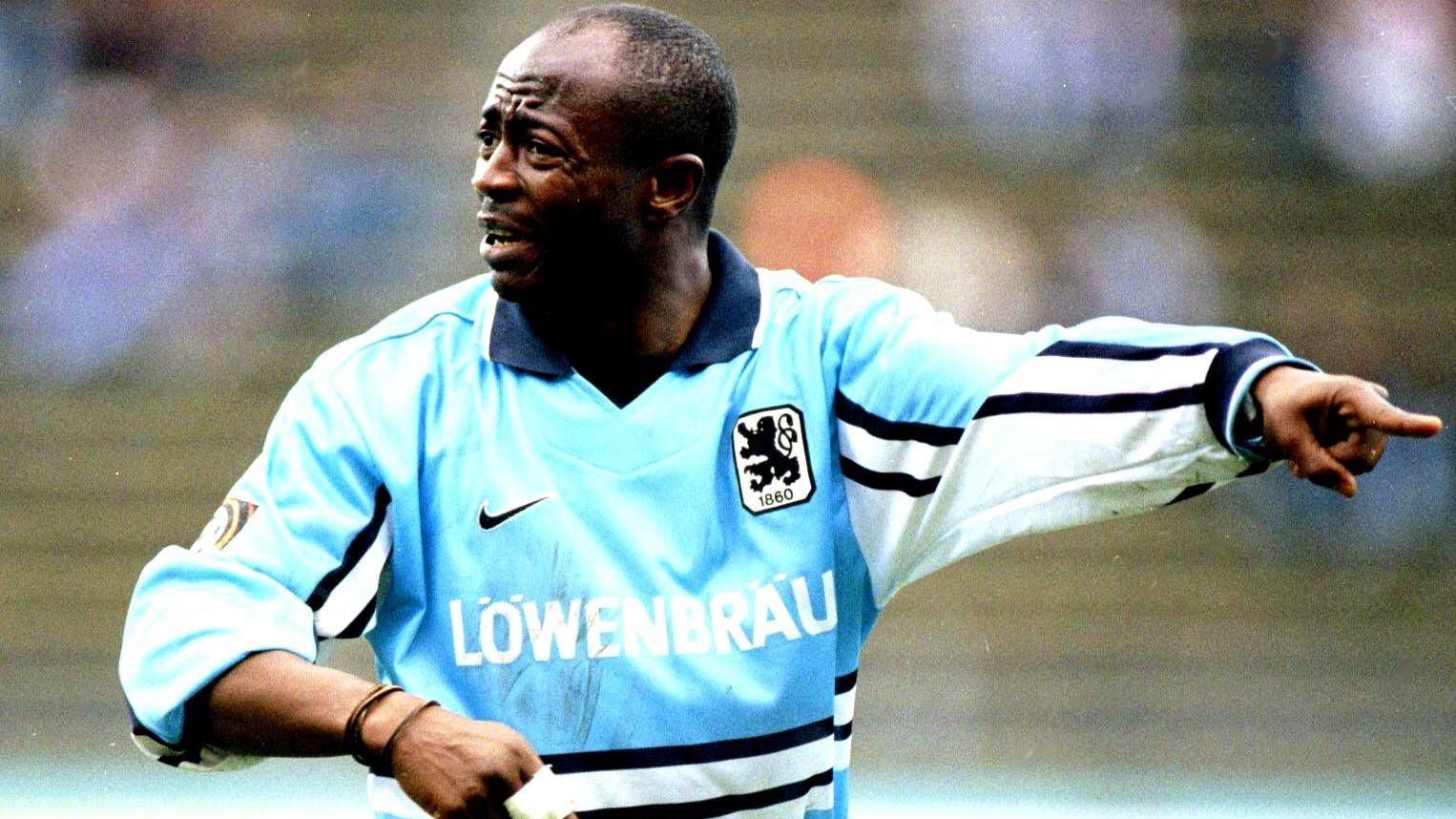 <strong>Abedi Pélé (TSV 1860 München)</strong><br>Als Abedi Pele 1996 einen Vertrag aus München vorliegen hatte, dachte der Ghanaer, dass es zum FC Bayern geht. Stattdessen aber wollten ihn die Münchner Löwen haben, denen sich der Offensivspieler dann auch anschloss. Nicht nur Pele war überrascht, auch in der gesamten Bundesliga wunderte man sich über den Transfer. Am Ende waren es in zwei Jahren nur elf Scorerpunkte für 1860.