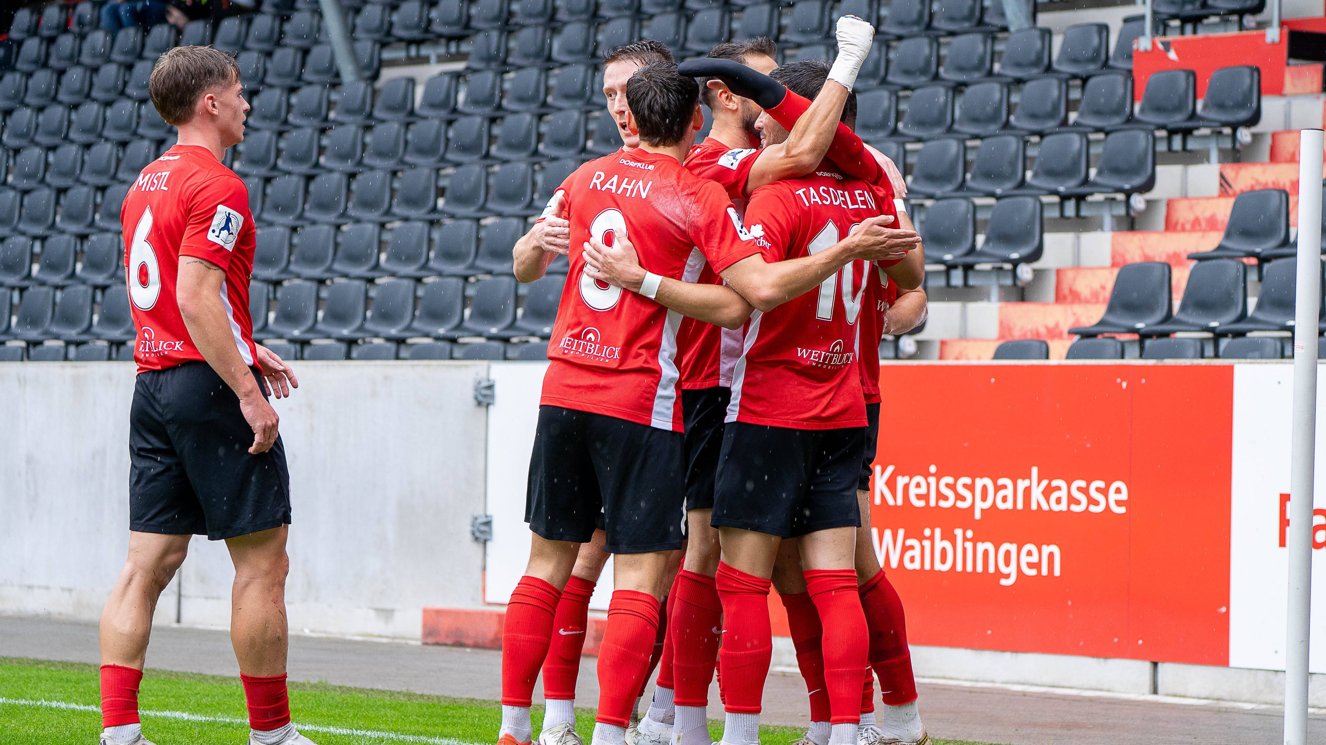 <strong>SG Sonnenhof Großaspach - Bayer Leverkusen</strong><br>Hätte man vor ein paar Monaten jemandem gesagt, dass das Duell zwischen Regionalliga-Aufsteiger Sonnenhof Großaspach und Vizemeister Bayer 04 Leverkusen gar keine so klare Angelegenheit zu sein scheint vor dem Spiel, man wäre für verrückt erklärt worden. Aber es ist so! Während der Sonnenhof als Aufsteiger dank zweier klarer Siege und zehn geschossenen Toren als Tabellenführer in die Partie geht...