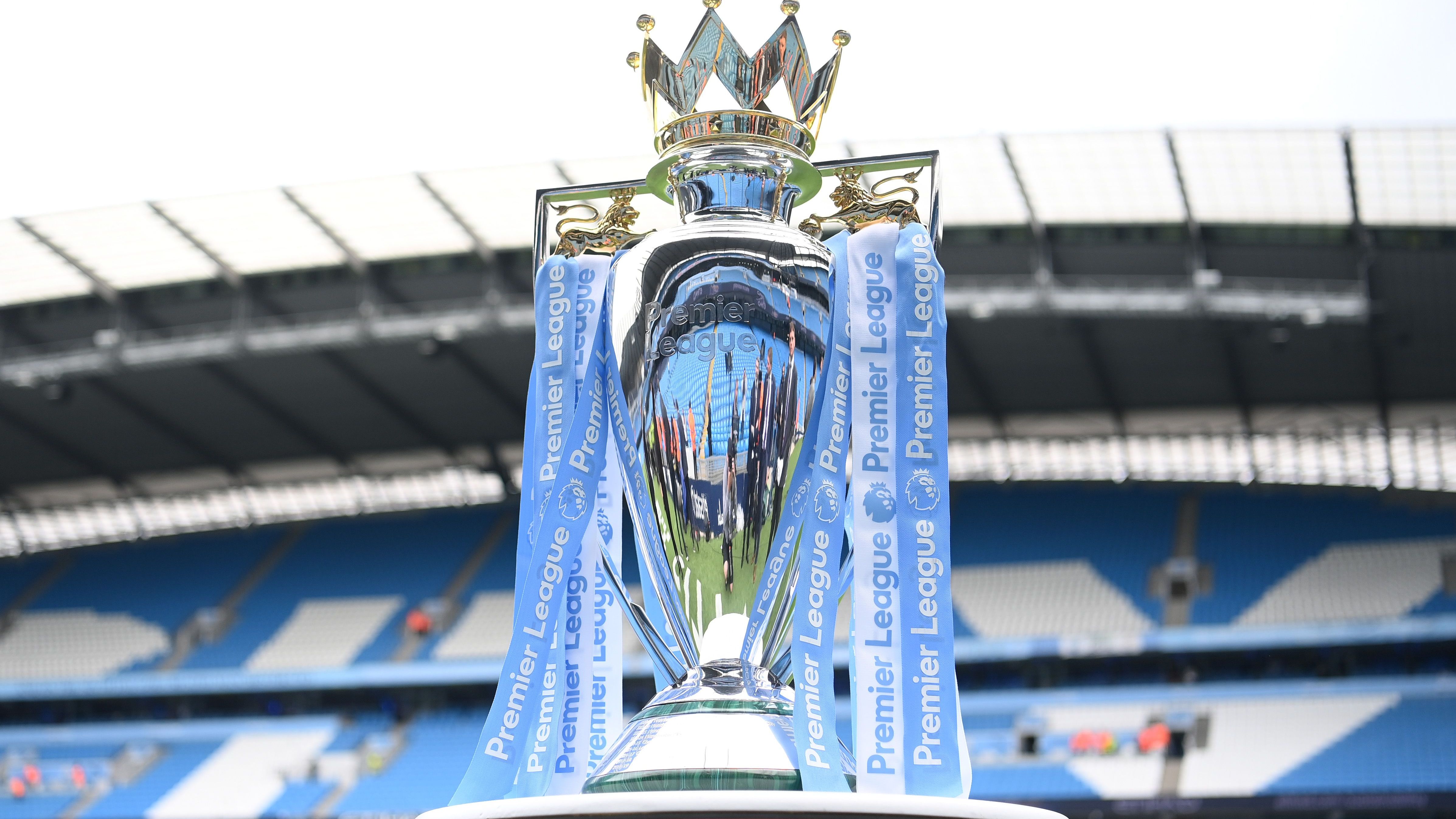 <strong>Platz 4: Premier League (Fußball)</strong><br>Apropos Henkelpotts! Die Premier League Trophäe muss natürlich ganz weit vorne mitspielen. Die Krone lässt sie allerdings etwas kitschig erscheinen, weshalb der Sprung aufs Treppchen knapp verpasst wird.&nbsp;