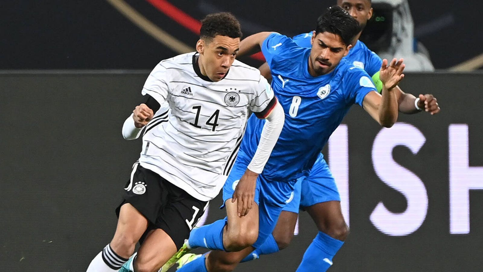 
                <strong>Jamal Musiala</strong><br>
                Der Shooting-Star des FC Bayern München holt den Freistoß vor dem 2:0 heraus. Auch sonst beweist er immer wieder seine technischen Fähigkeiten, ist nur schwer vom Ball zu trennen und verbreitet Spielfreude. Beeindruckend, wie er in der 54. Minute durch den gegnerischen Strafraum marschiert - auch wenn der Abschluss weniger zielgerichtet war. ran-Note: 2   
              