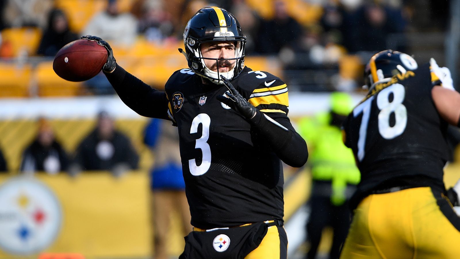 
                <strong>QB Landry Jones (Dallas Renegades)</strong><br>
                Landry Jones, der langjährige Backup-Quarterback der Pittsburgh Steelers, kam bei den Dallas Renegades unter. Für die Steelers absolvierte er von 2013 bis 2018 insgesamt 18 Spiele und erzielte dabei acht Touchdowns und sieben Interceptions. Nach seiner Steelers-Zeit stand er ohne Einsatz bei den Jacksonville Jaguars und Oakland (nun Las Vegas) Raiders unter Vertrag. 
              