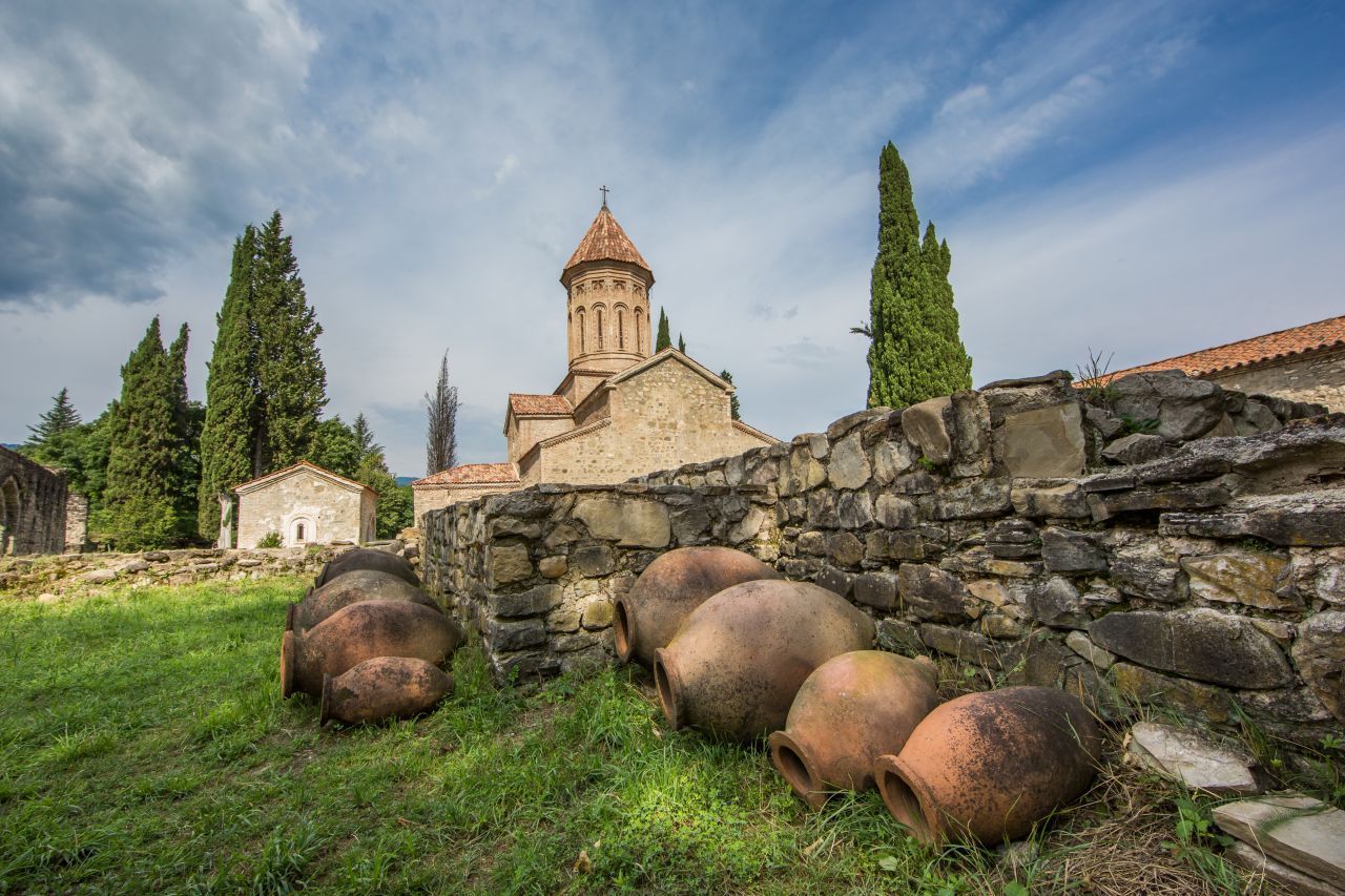 Georgien gilt als "Wiege des Weins". Archäologische Funde belegen, dass die Tradition des Weinbaus bis zu 8.000 Jahre in die Vergangenheit reicht. Von rund 4.000 Rebsorten weltweit stammen um die 500 aus dem kaukasischen Land. Edle Tropfen kann man in der östlich gelegenen Region Kachetien verkosten. Auch ein Abstecher zum Iqalto-Kloster in der Nähe von Telawi lohnt sich. Hier entstand im 12. Jahrhundert eine Akadamie, an der