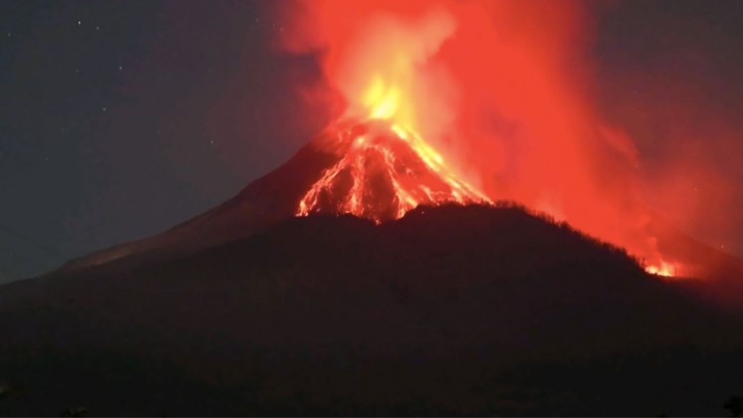 Der Vulkan Lewotobi Laki-Laki auf der indonesischen Insel Flores kommt nicht zur Ruhe.