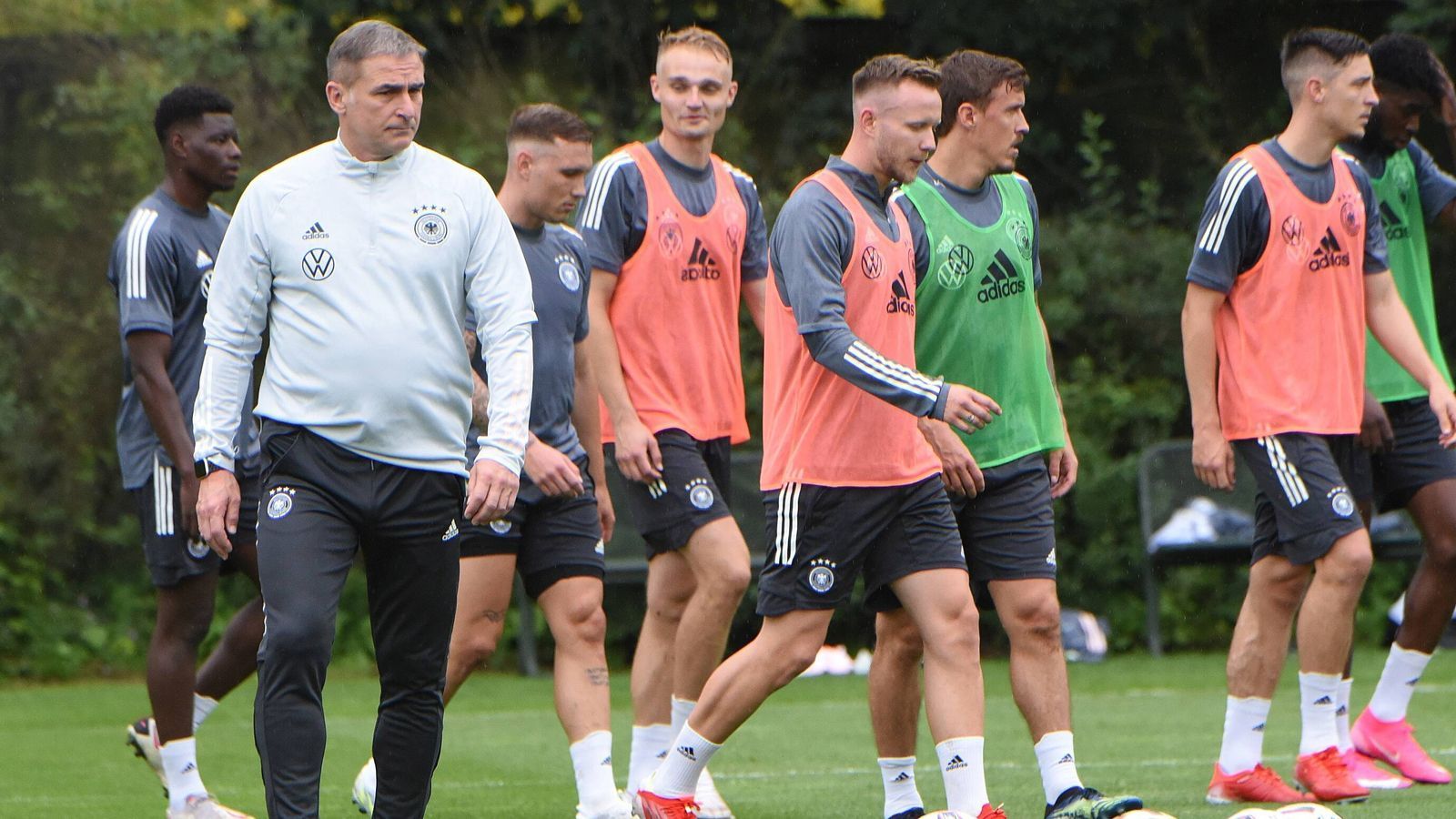 
                <strong>Deutsche U21</strong><br>
                Trainer Stefan Kuntz hat sich mal wieder etwas Besonderes einfallen lassen. Die Vorgabe: Nach jedem Training müssen die Spieler drei Tore erzielen. Wer das als Letzter schafft, der muss beim Abendessen vor der Mannschaft ein Lied oder ein paar Sätze auf Japanisch zum Besten geben. "Man spürt, dass die Stimmung dann gleich besser wird. Wir wachsen auf und neben dem Platz zusammen. Das ist extrem wichtig, Stefan Kuntz macht das sehr gut. Er ist bekannt dafür, Mannschaften so zu formen, dass sie schnell zu einer Einheit werden", sagte Benjamin Henrichs.
              