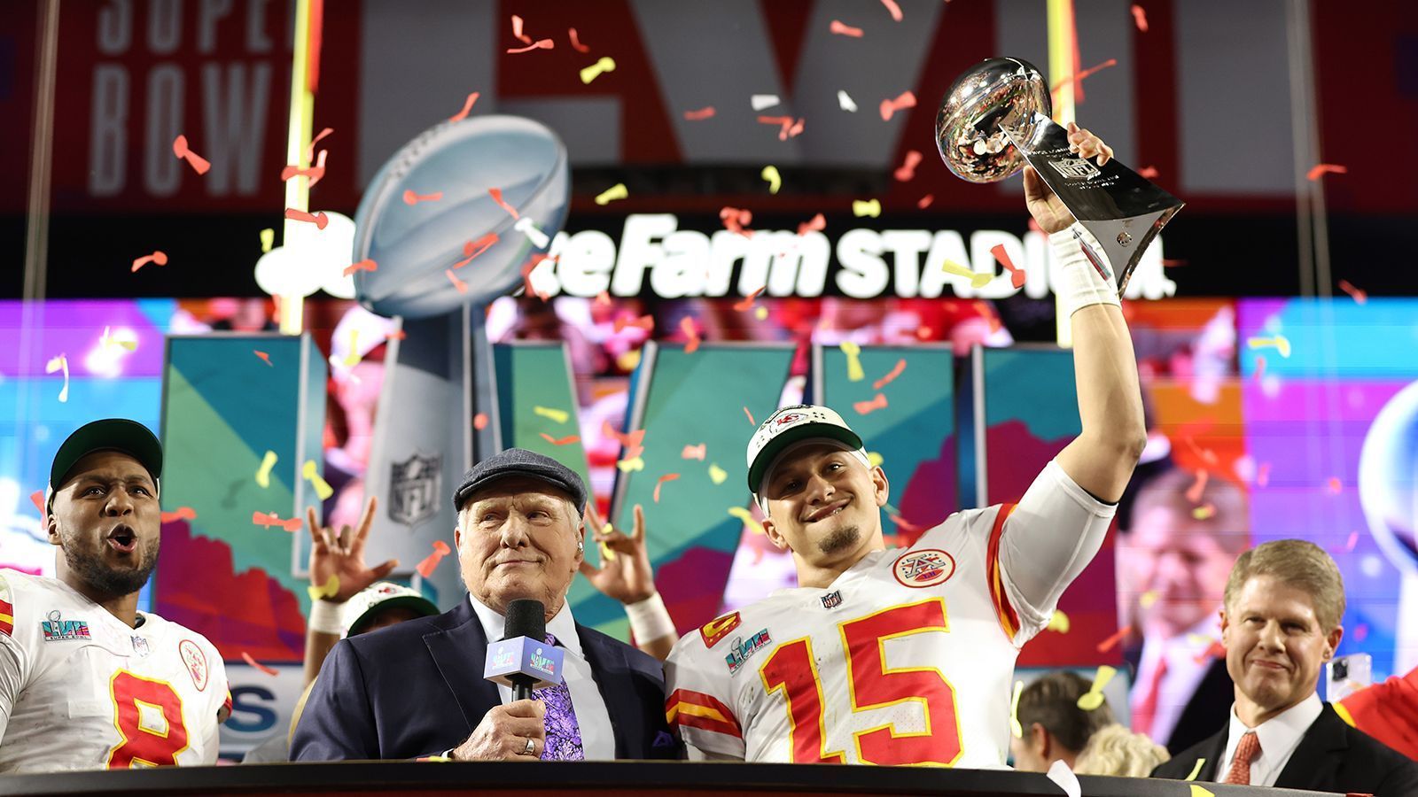 <strong>Kansas City Chiefs: Rückblick</strong><br>
                • Bilanz in der regulären Saison 2022/23: 14:3<br>• Playoffs: Sieg im Super Bowl (38:35 gegen Philadelphia Eagles)<br>• wichtige Abgänge: Eric Bieniemy (Offensive Coordinator), Orlando Brown Jr. (Offensive Tackle), Andrew Wylie (Offensive Tackle), JuJu Smith-Schuster (Wide Receiver), Mecole Hardman (Wide Receiver), Frank Clark (Edge Rusher), Juan Thornhill (Safety)