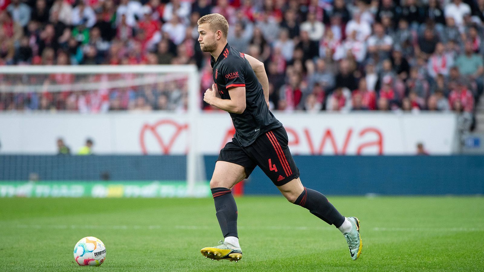 
                <strong>Matthijs de Ligt </strong><br>
                Der Niederländer rettet gegen die Mainzer vor allem in der ersten Halbzeit ein Mal in höchster Not bei einem Schussversuch in der 25. Minute von Barreiro. Im zweiten Durchgang ist der Niederländer trotz der drei Gegentore noch der beste der drei zentralen Verteidiger. ran-Note: 3
              