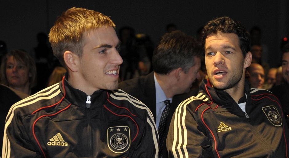 
                <strong>Philipp Lahm vs. Michael Ballack</strong><br>
                Als Kevin-Prince Boateng im Mai 2010 im englischen Pokalfinale Michael Ballack (Bild rechts) durch einen üblen Tritt das WM-Aus bescherte, gab es Sondersendungen im TV wie sonst nur nach Terroranschlägen oder Naturkatastrophen. Wer sollte nun die deutsche Mannschaft führen? Philipp Lahm (Bild links) tat es und das sogar sehr gut. "Warum soll ich dann das Kapitänsamt wieder freiwillig zur Verfügung stellen", fragte Lahm keck. "Ich bin immer noch der Kaptiän", meldete Ballack aus der Reha ebenfalls Ansprüche. Doch der "Capitano" schaffte das Comeback nicht mehr, Lahm blieb weitere vier Jahre Mannschaftskapitän. "Dass ein Spieler, der temporär die Binde übernimmt, sie danach auch einfordert, kannte ich so nicht. Das war ein Frontalangriff und nicht in Ordnung", klagte Ballack noch Jahre später.
              